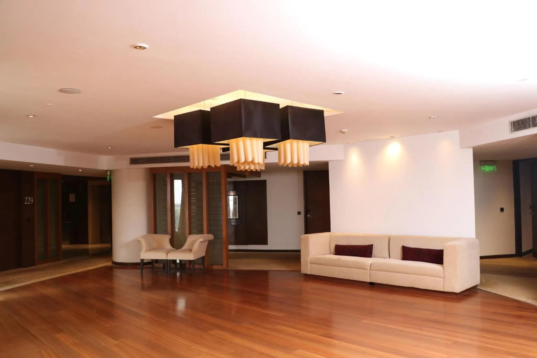 Lobby or reception, TV/Entertainment Center in Holiday Inn Chandigarh Panchkula, an IHG Hotel