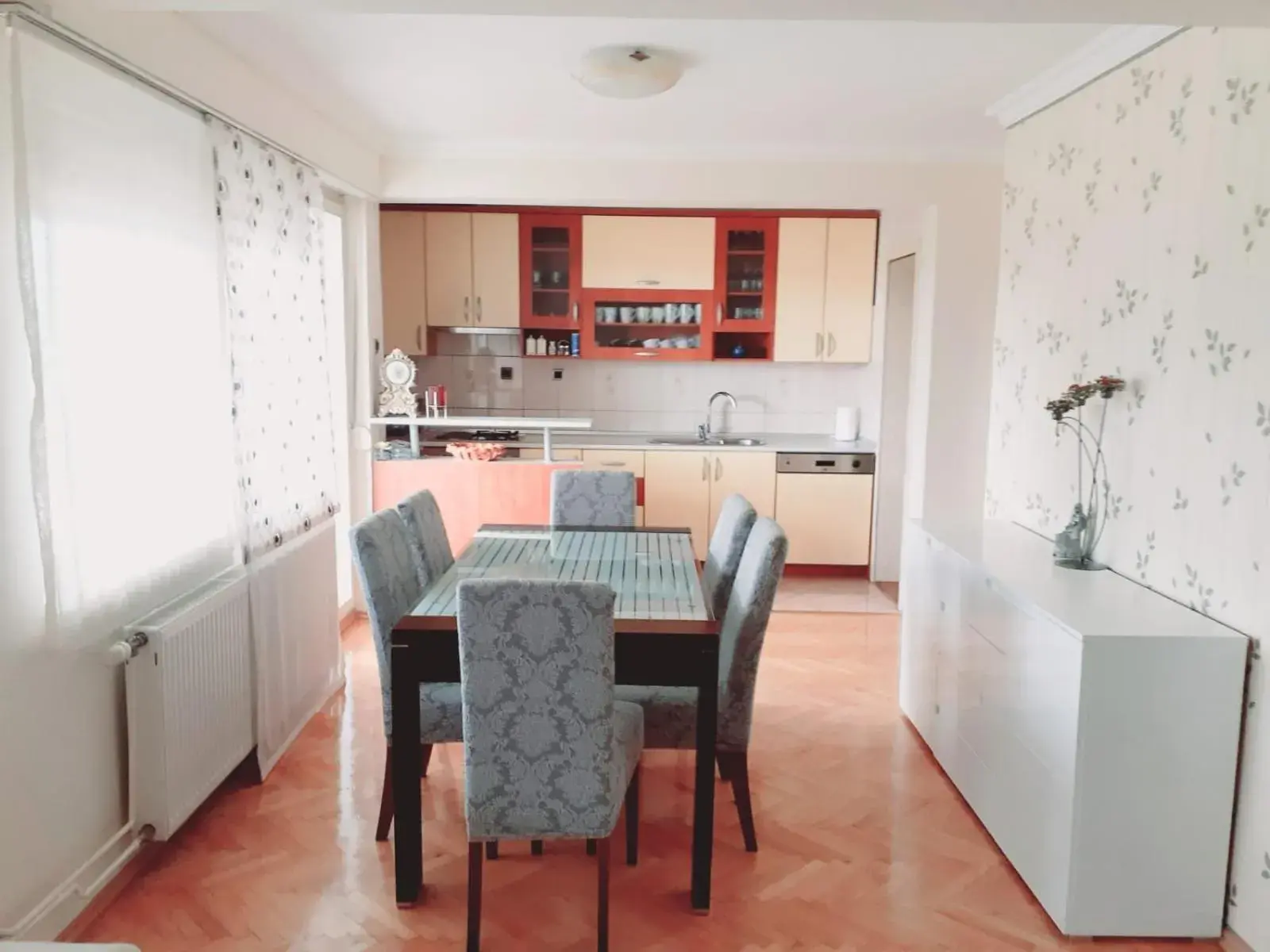 Spacious 80m2 Apartment in the Center Spacious 80m2 Apartment in the Center
