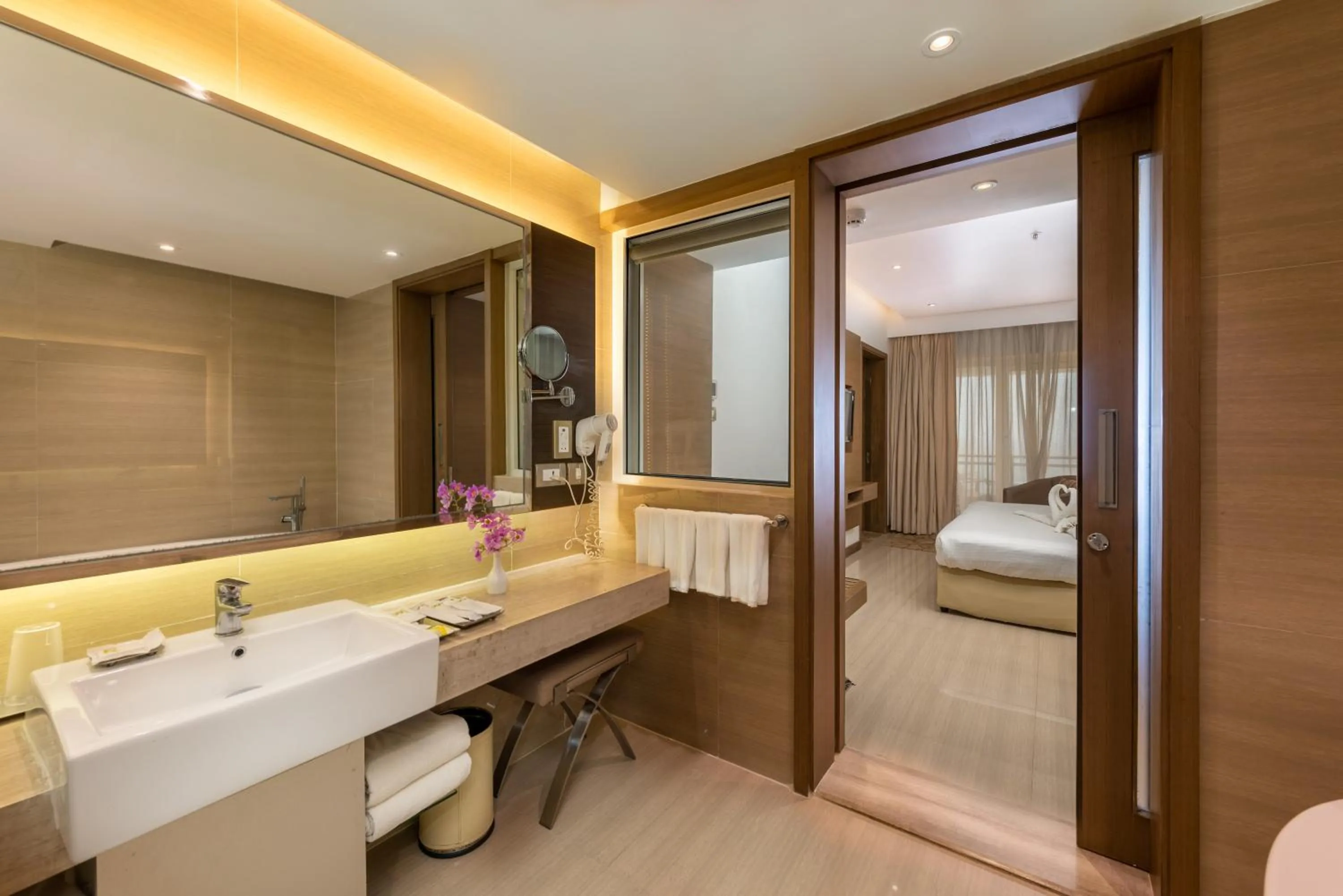Bathroom, Bed in The Resort