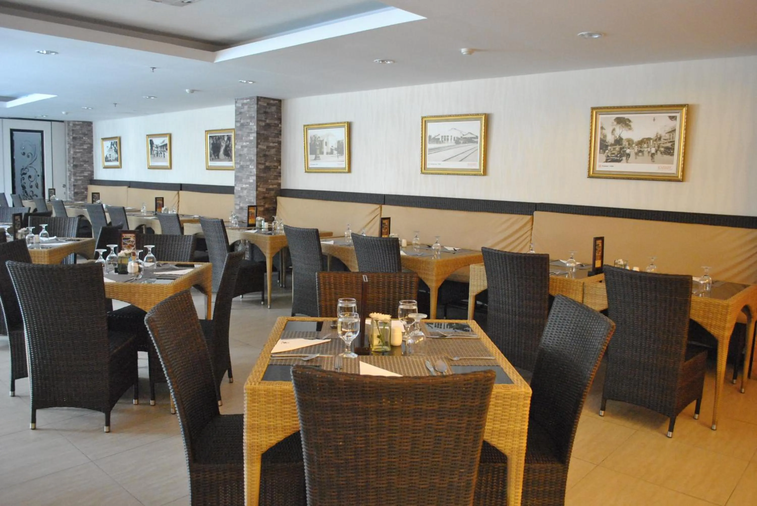 Restaurant/places to eat in Hotel Arjuna