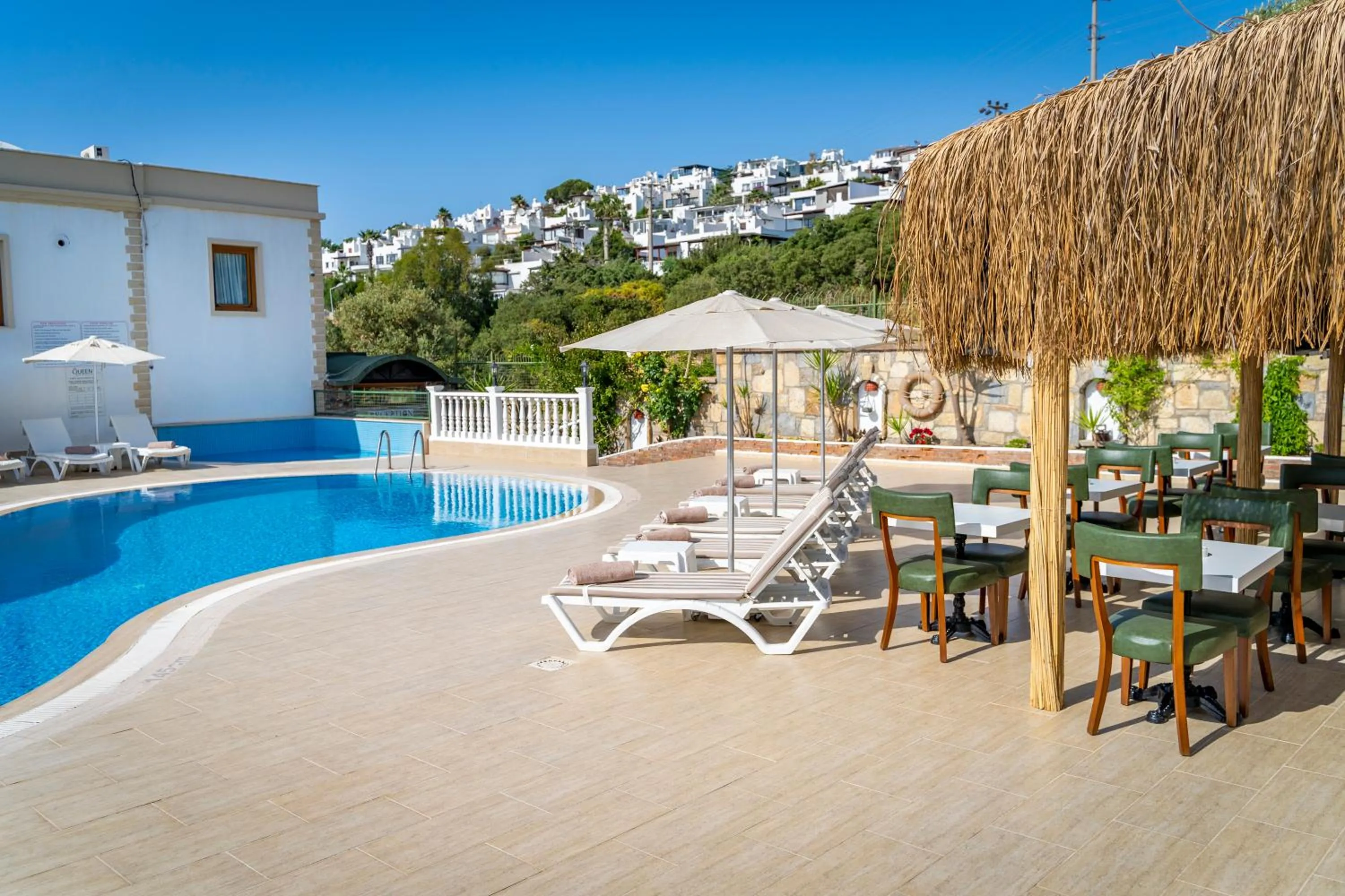Pool view, Swimming Pool in Queen Boutique Hotel