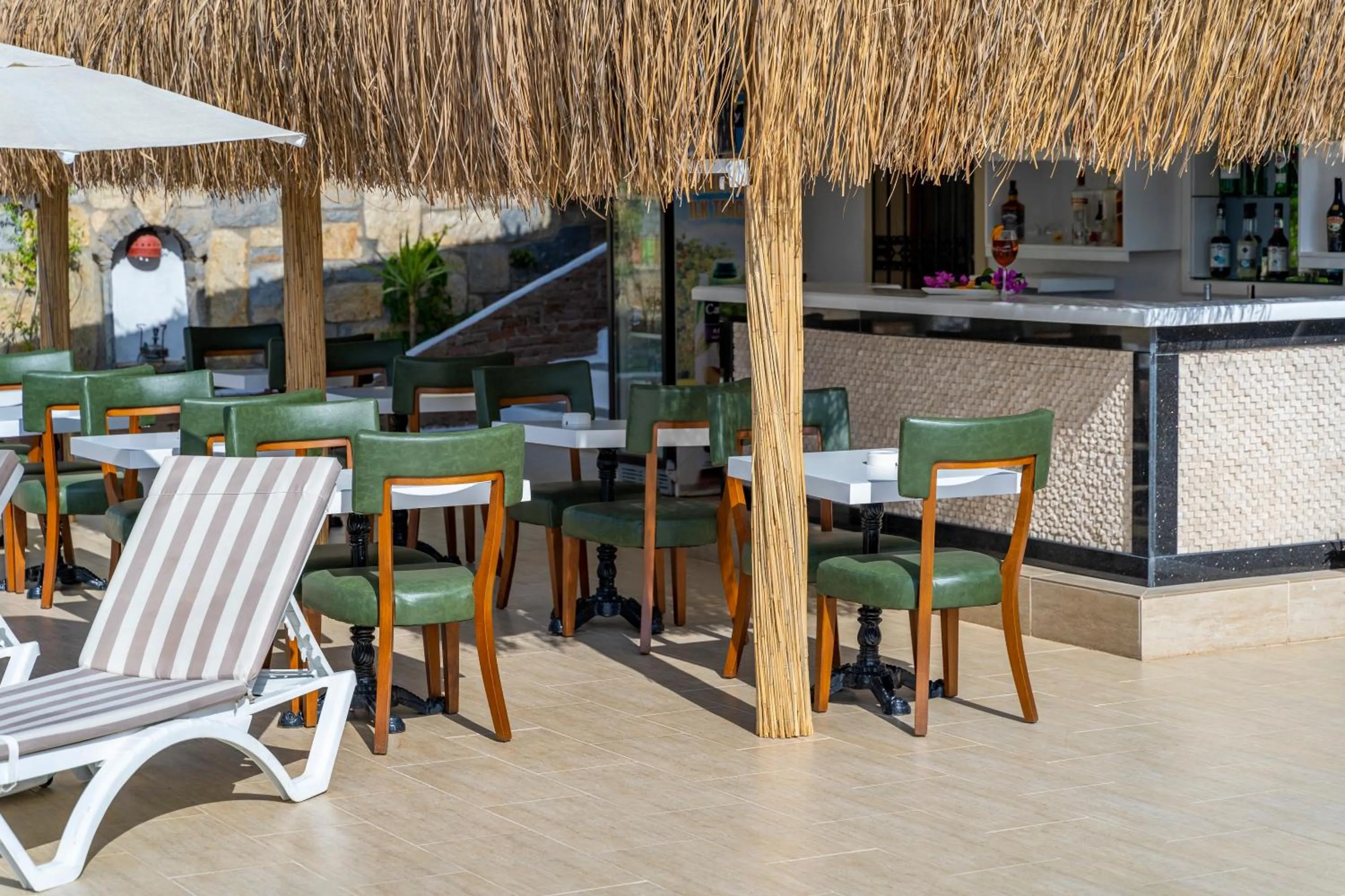 Lounge or bar, Restaurant/Places to Eat in Queen Boutique Hotel