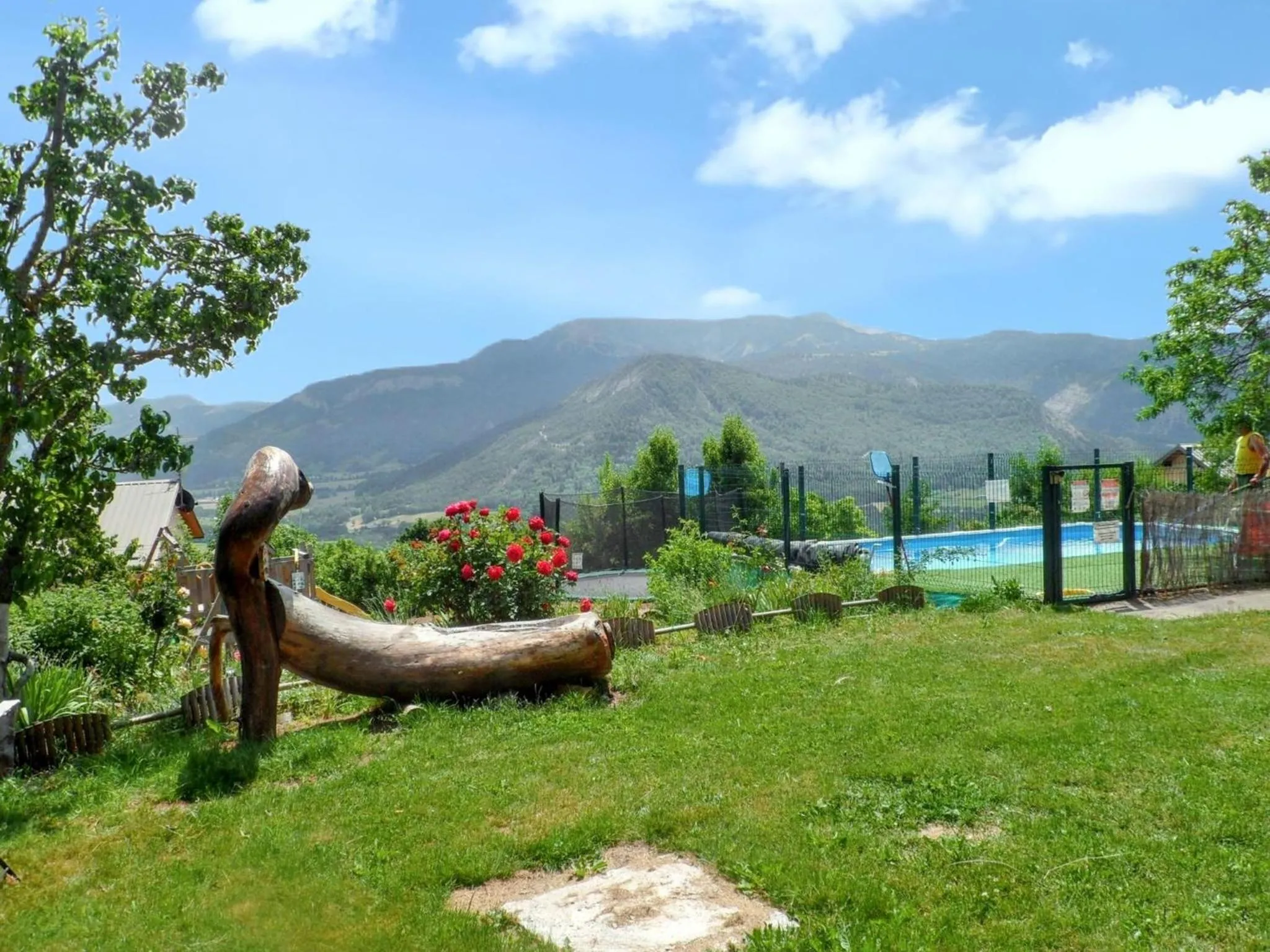 Garden view in Appartement accueillant à Selonnet de 80 m² avec piscine partagée