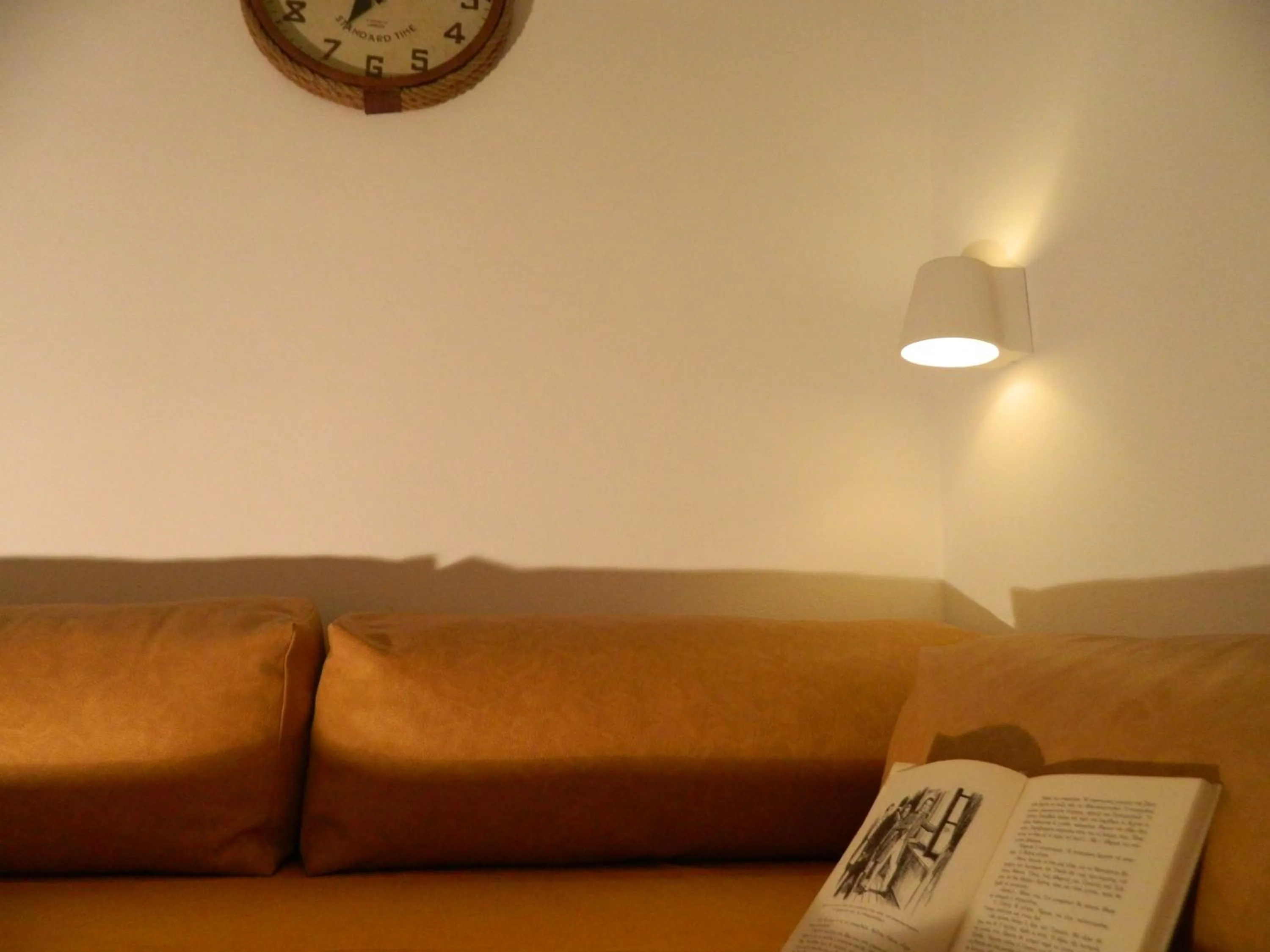 Photo of the whole room in Avra Pahainas