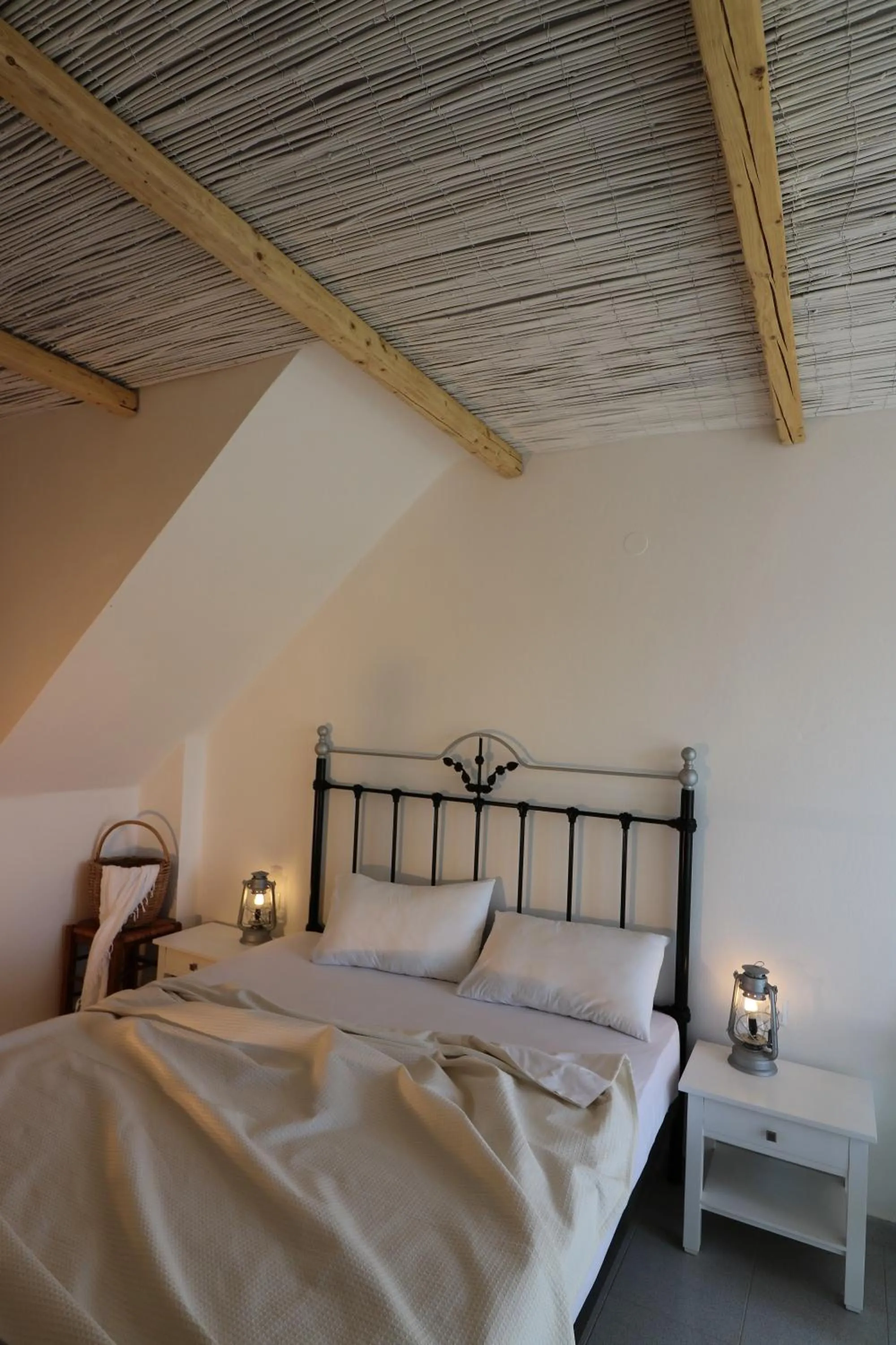 Photo of the whole room in Avra Pahainas