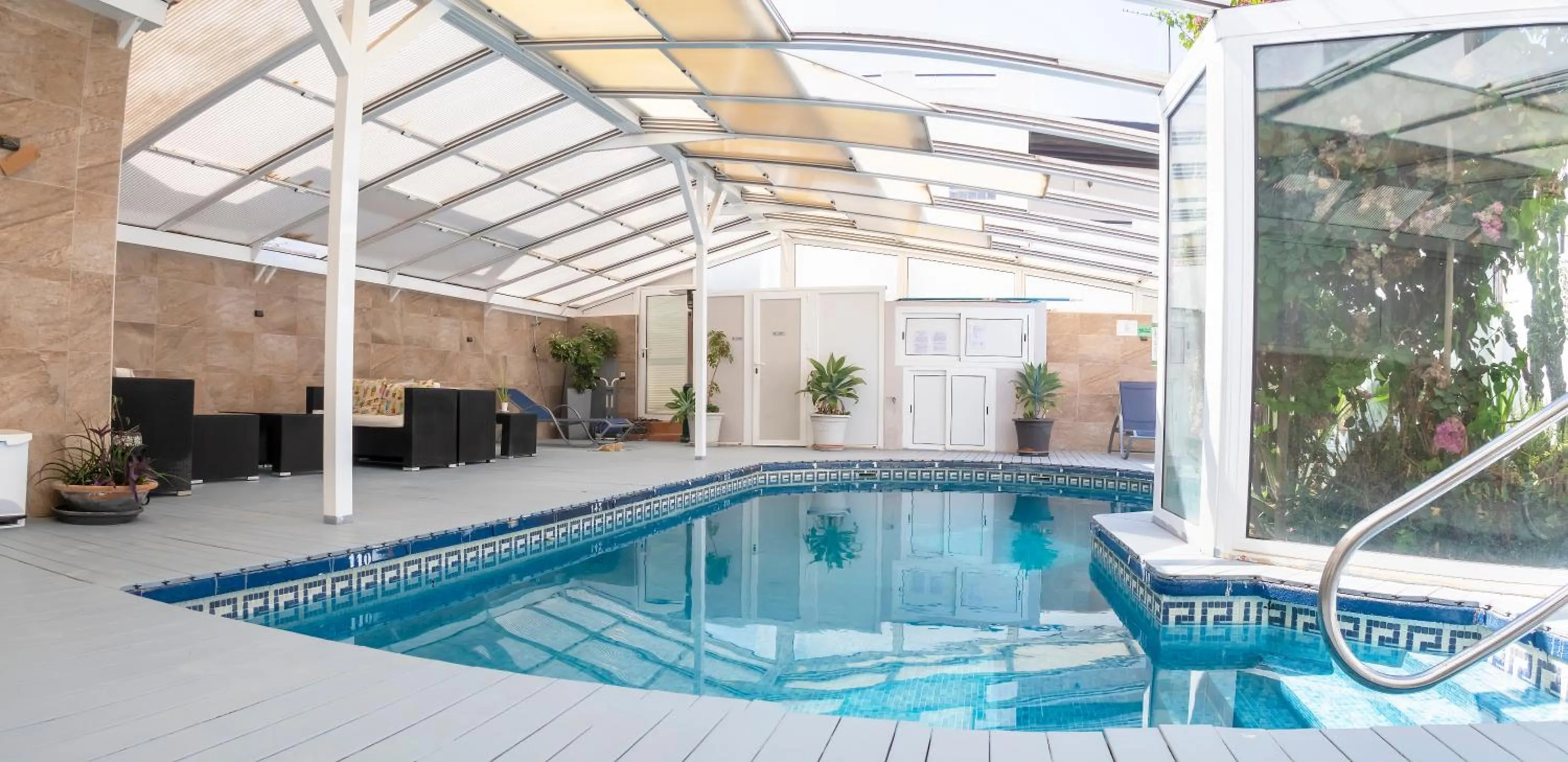 Swimming pool in Hotel Senderos