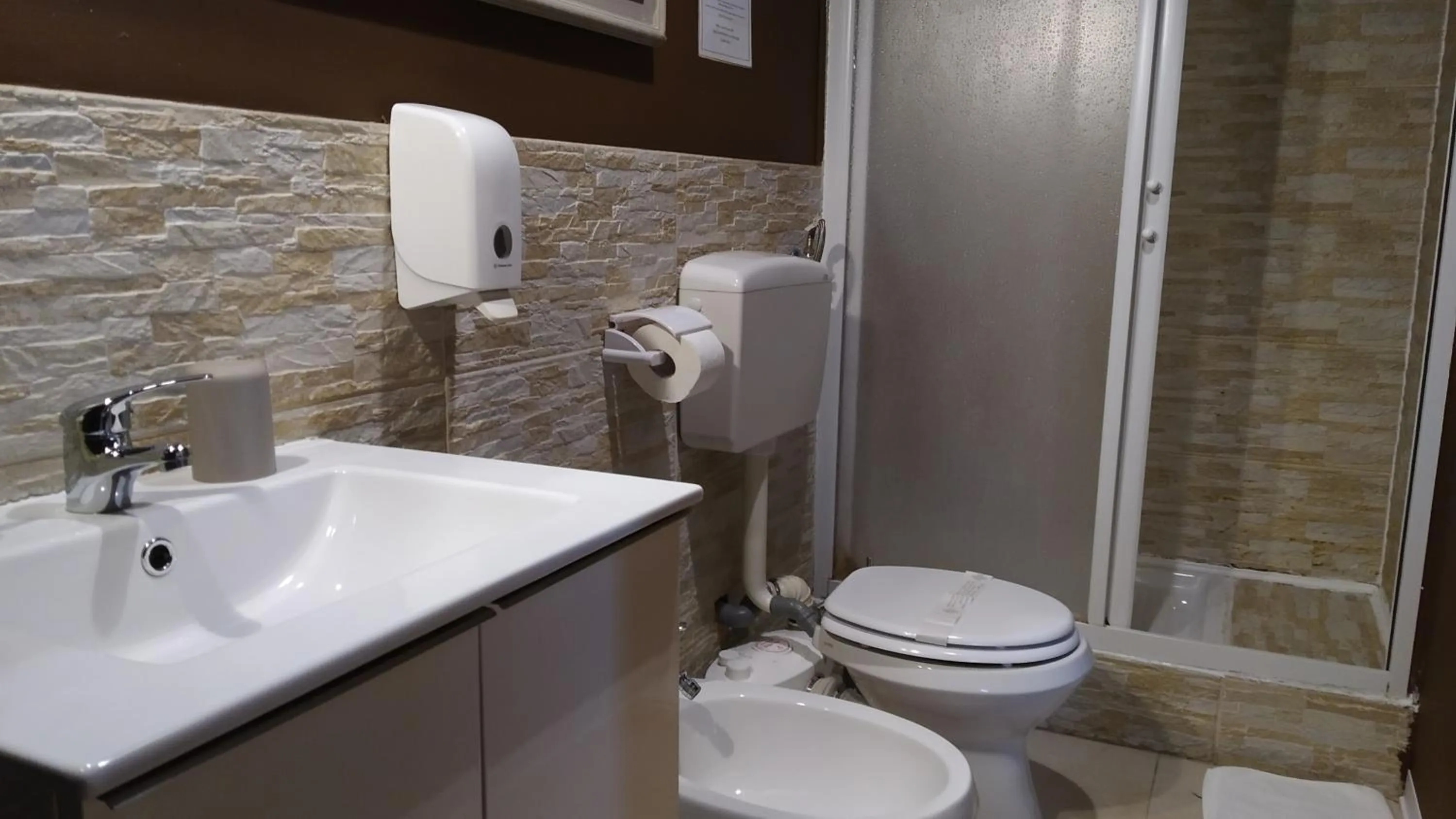 Shower in CconfortHotels R&B Dolci Emozioni