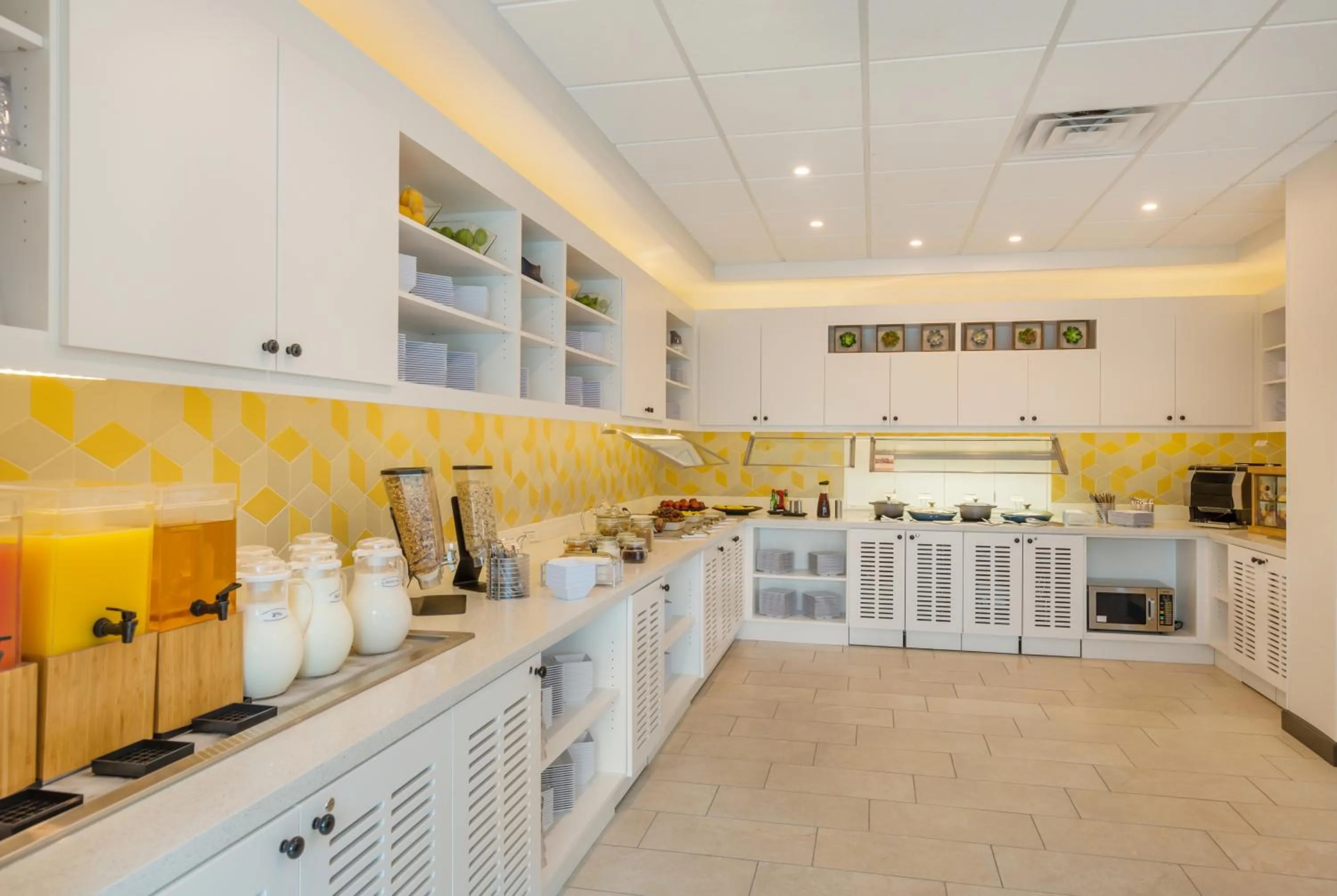 Restaurant/places to eat in Hyatt Place Hampton Convention Center