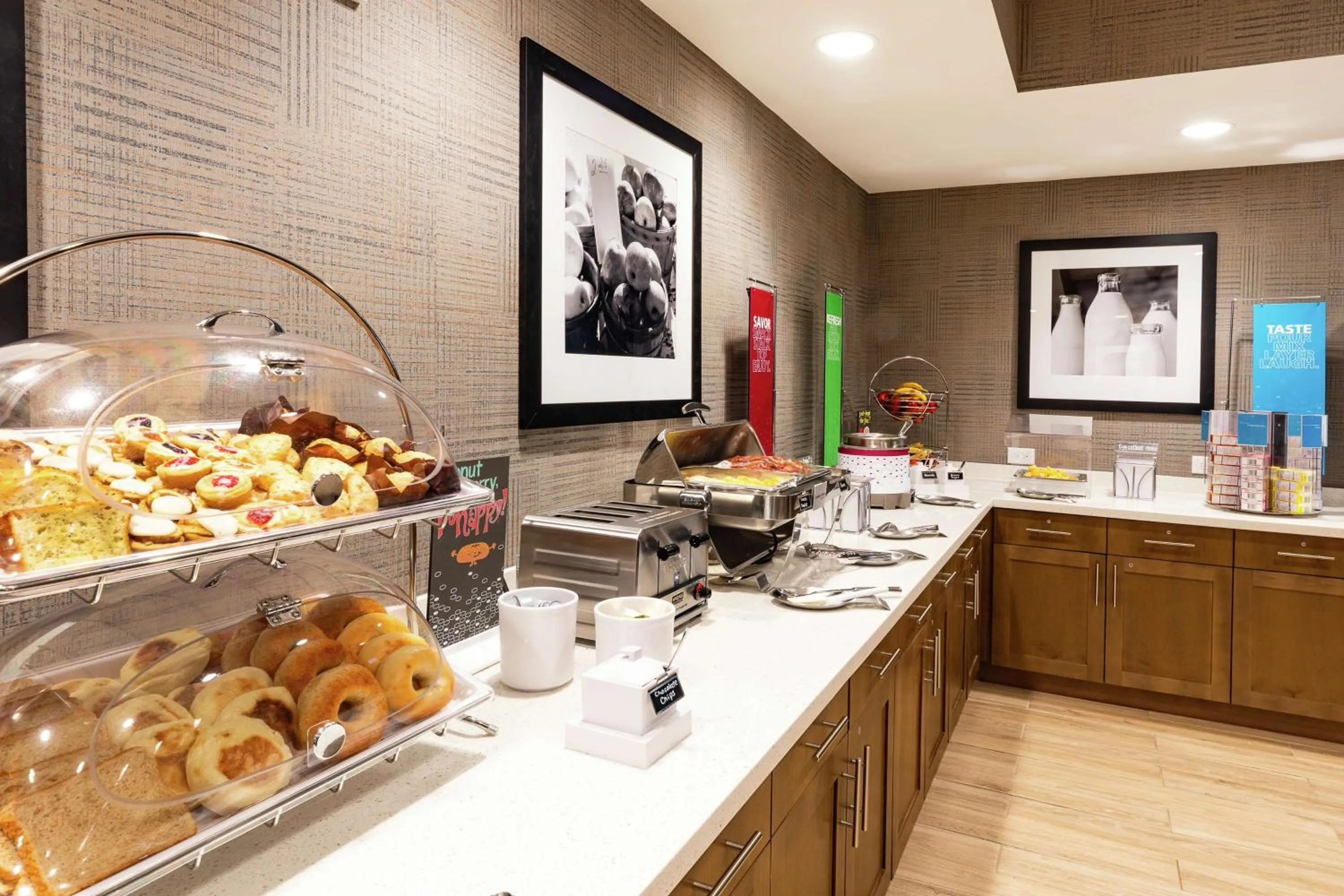 Food and drinks in Hampton Inn & Suites By Hilton-Columbia Killian Road