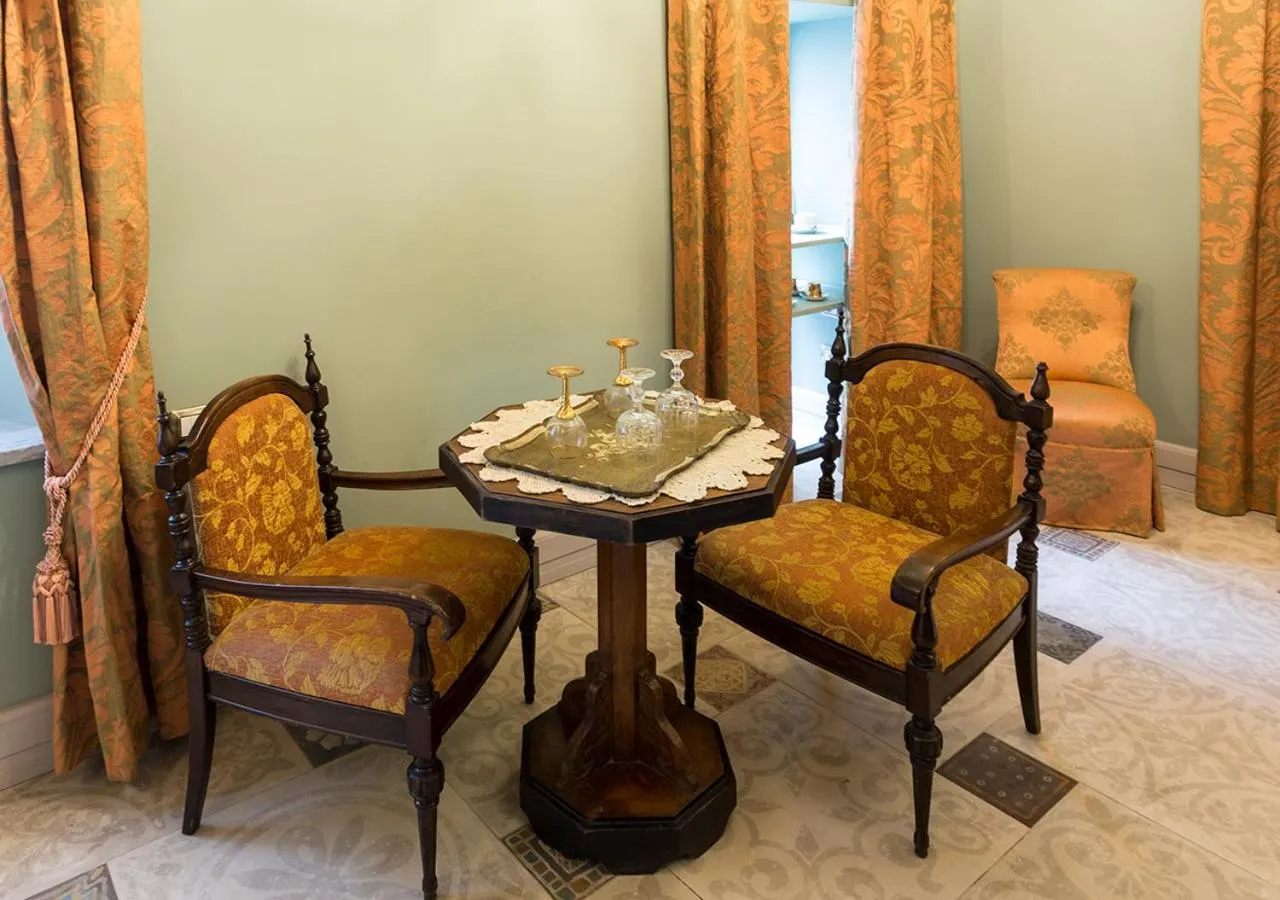 Seating area in Navona Grand Suite