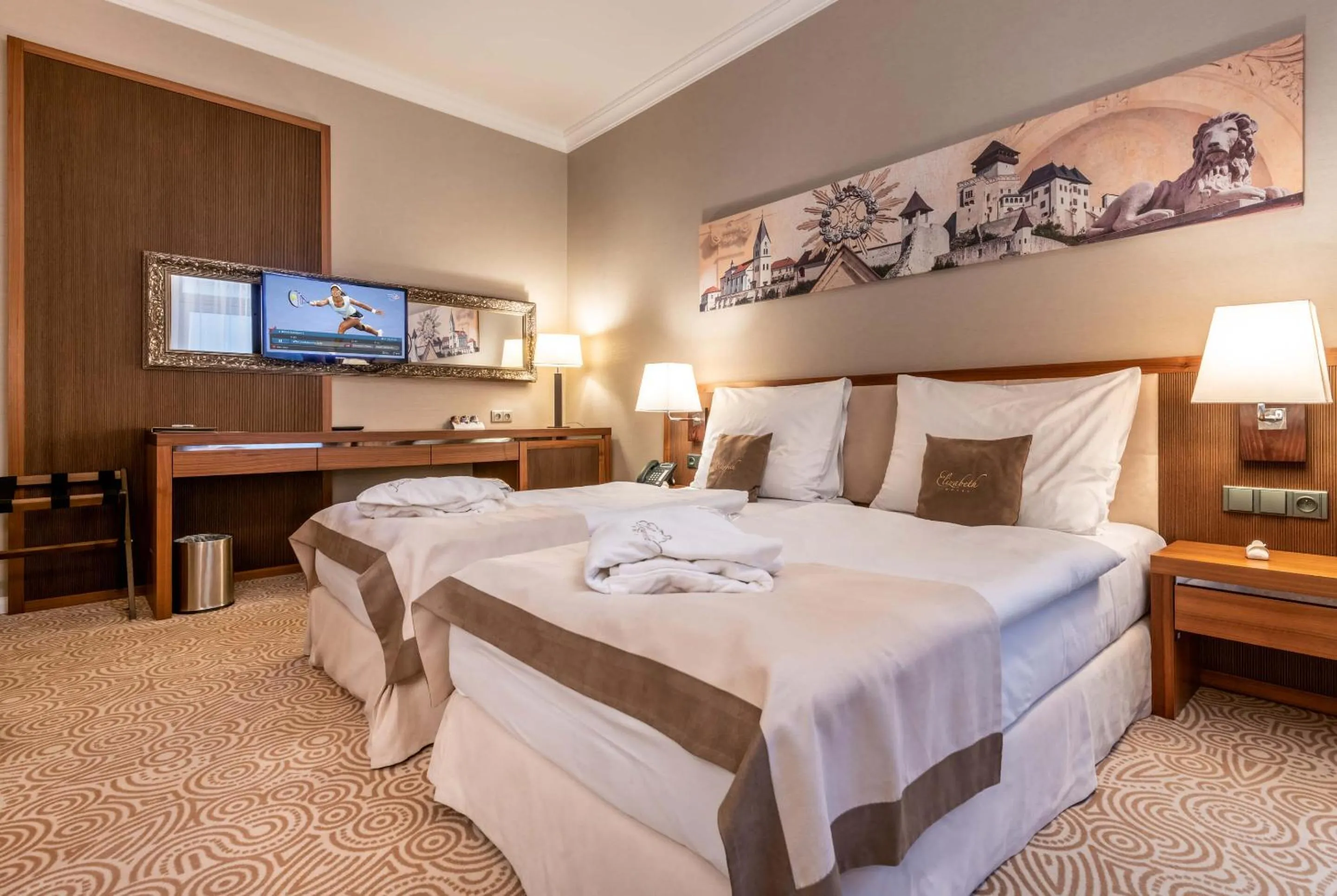 TV and multimedia, Bed in Hotel Elizabeth