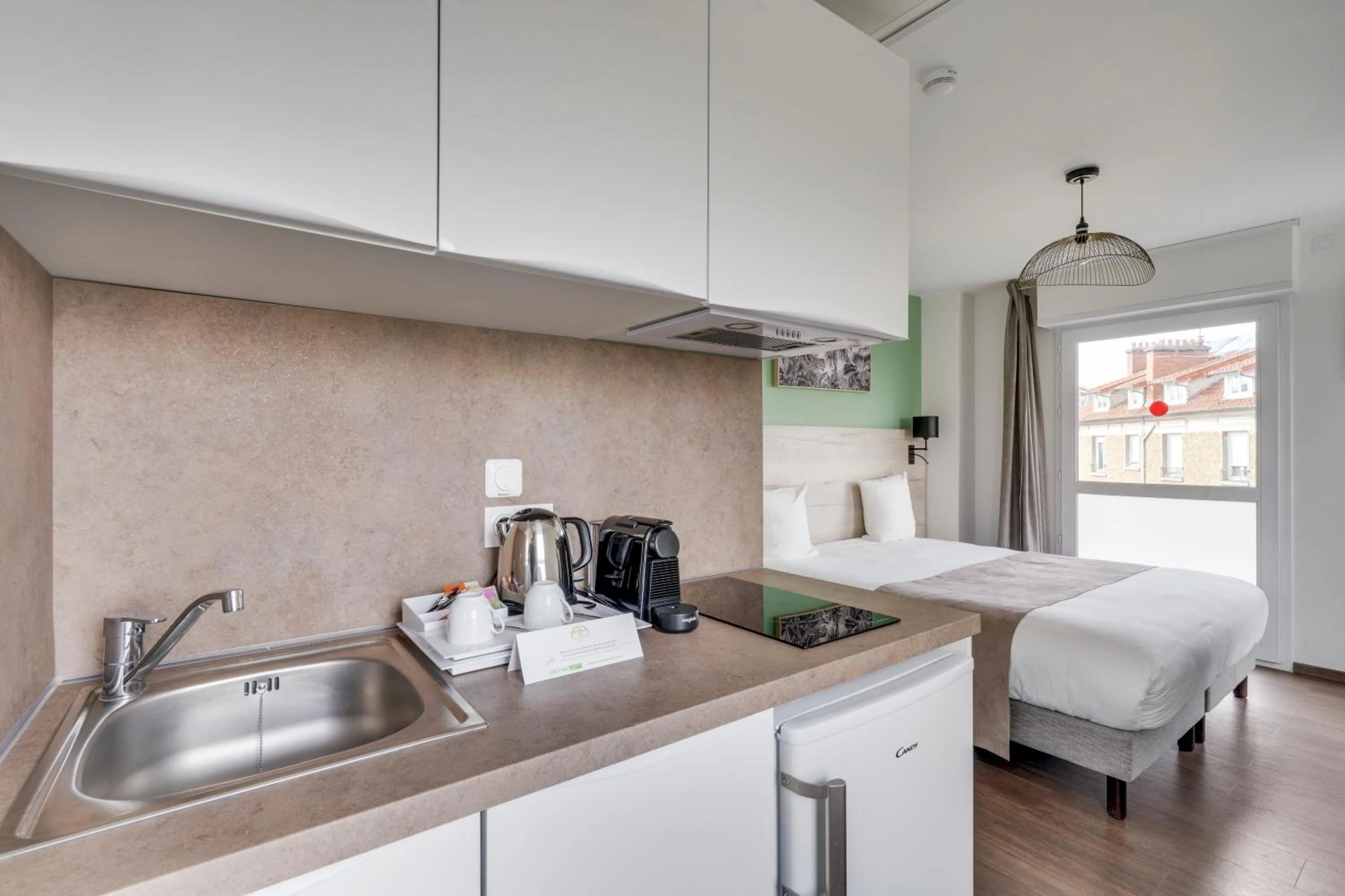 Kitchen or kitchenette, Bed in All Suites Appart Hôtel - Palaiseau - Massy TGV