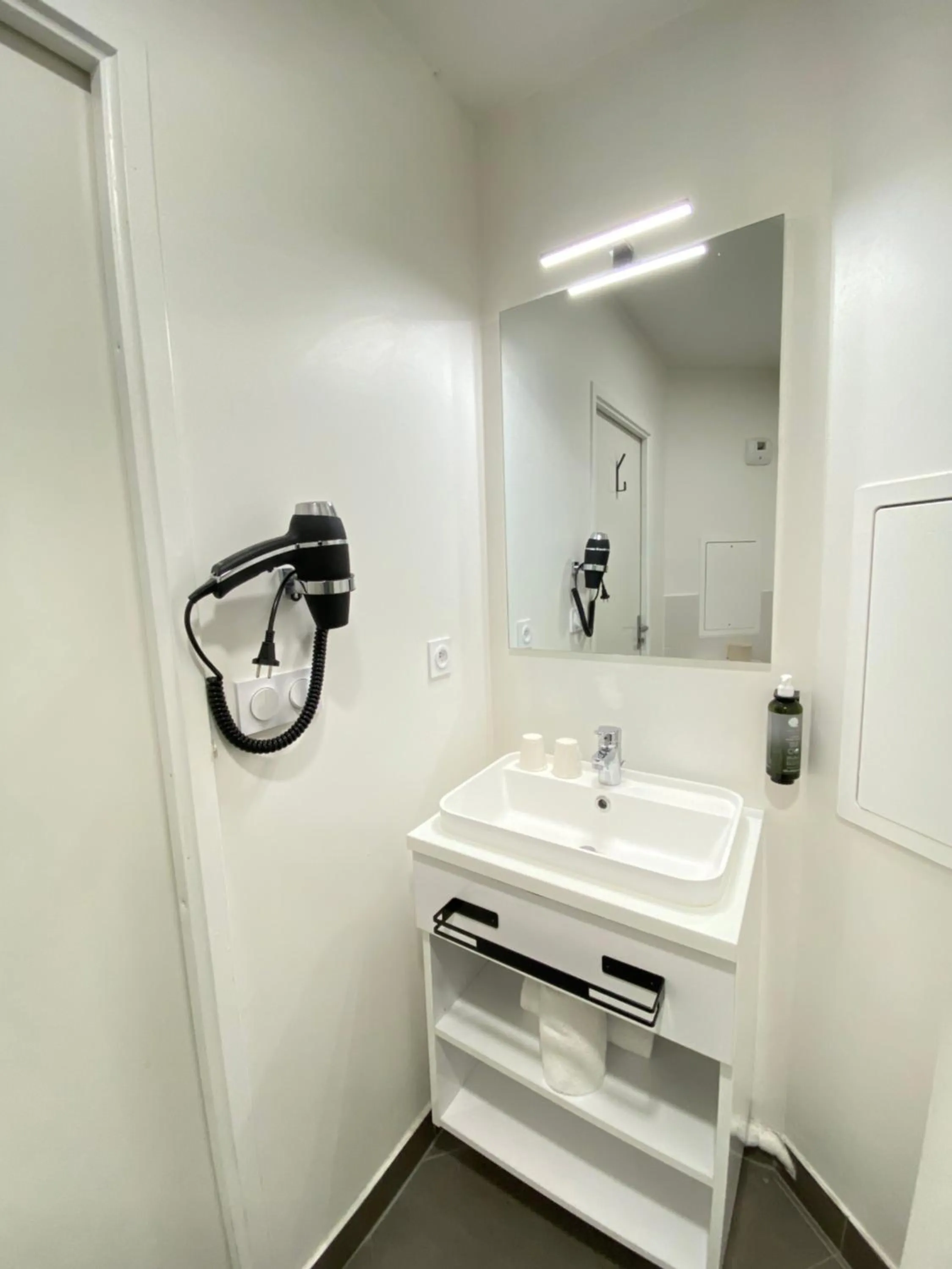 Bathroom in All Suites Appart Hôtel - Palaiseau - Massy TGV