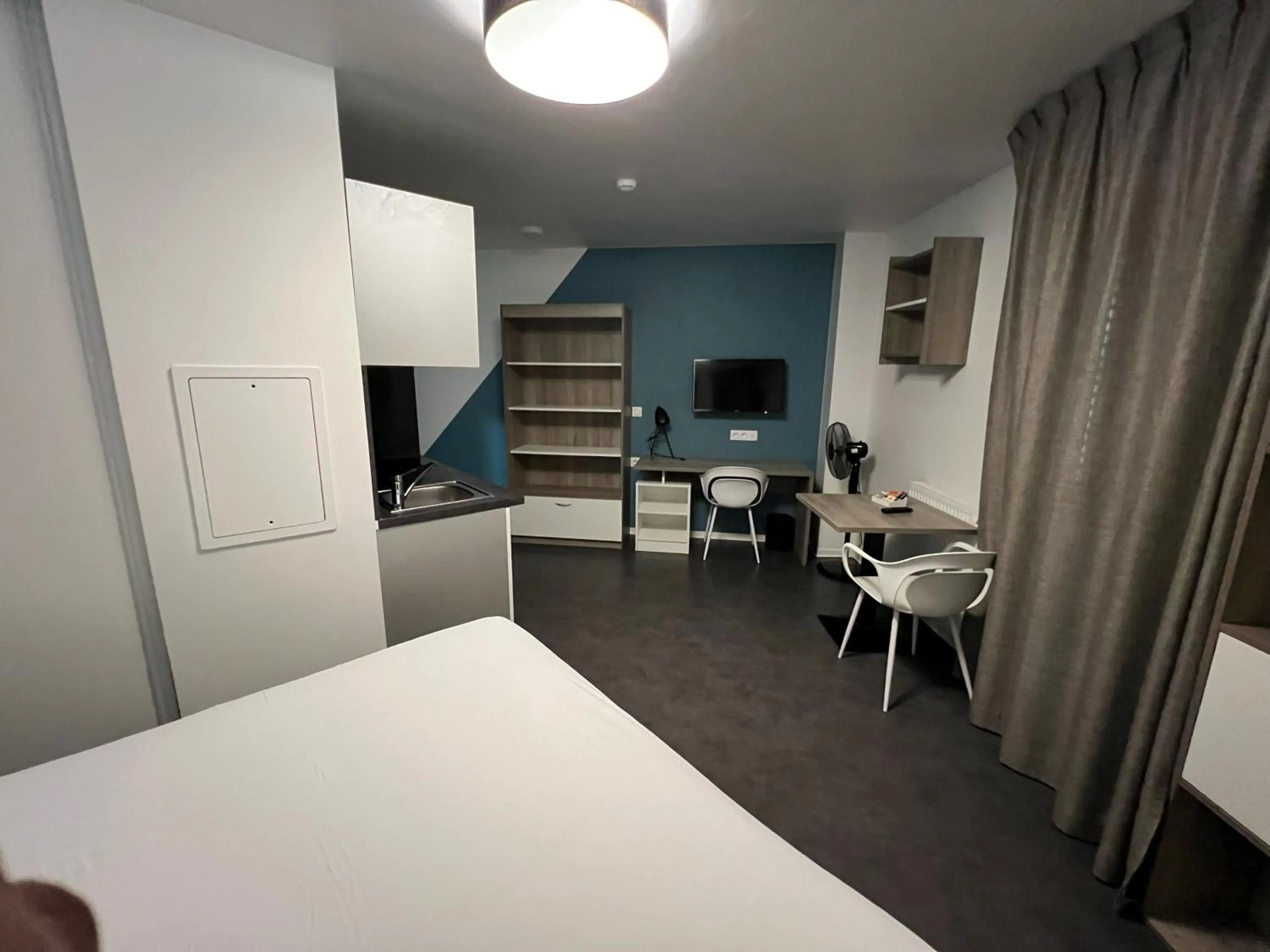 Kitchen or kitchenette, Bed in All Suites Appart Hôtel - Palaiseau - Massy TGV