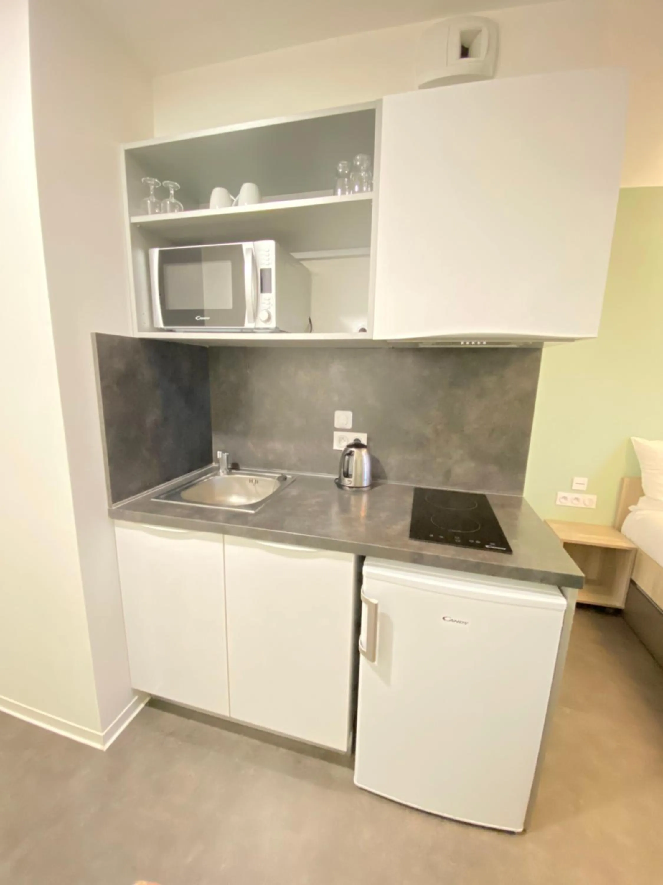 Kitchen or kitchenette in All Suites Appart Hôtel - Palaiseau - Massy TGV
