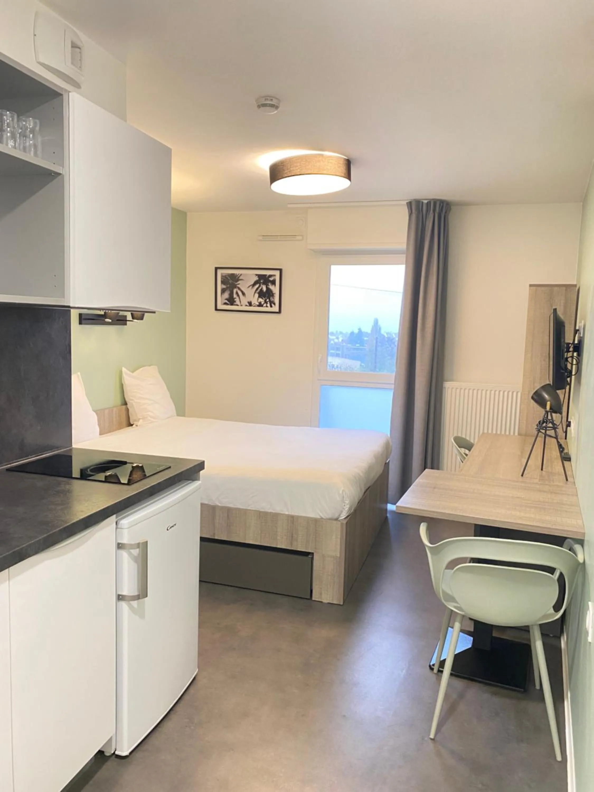 Kitchen or kitchenette, Bed in All Suites Appart Hôtel - Palaiseau - Massy TGV