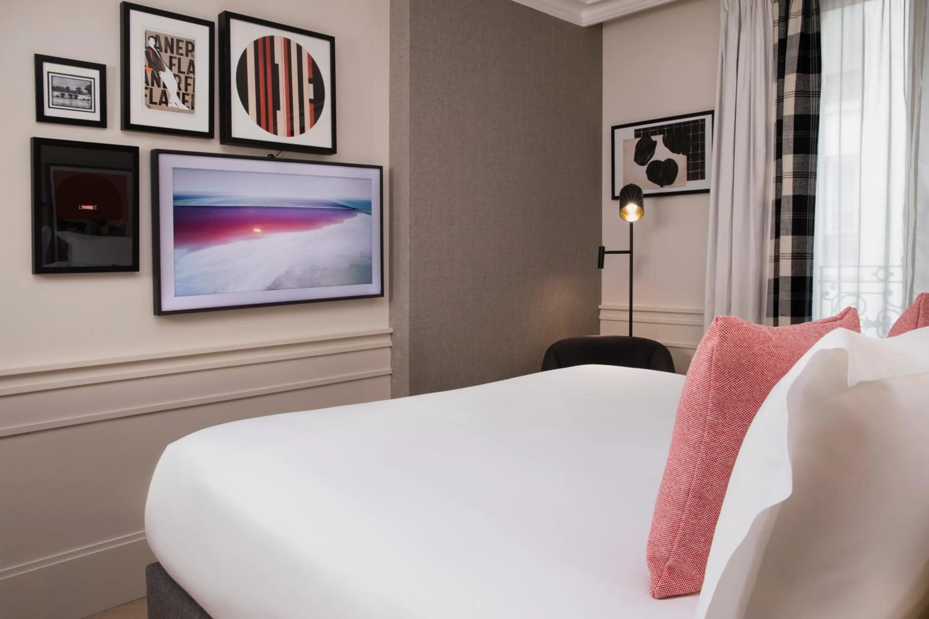 Bed in Maison ELLE Paris