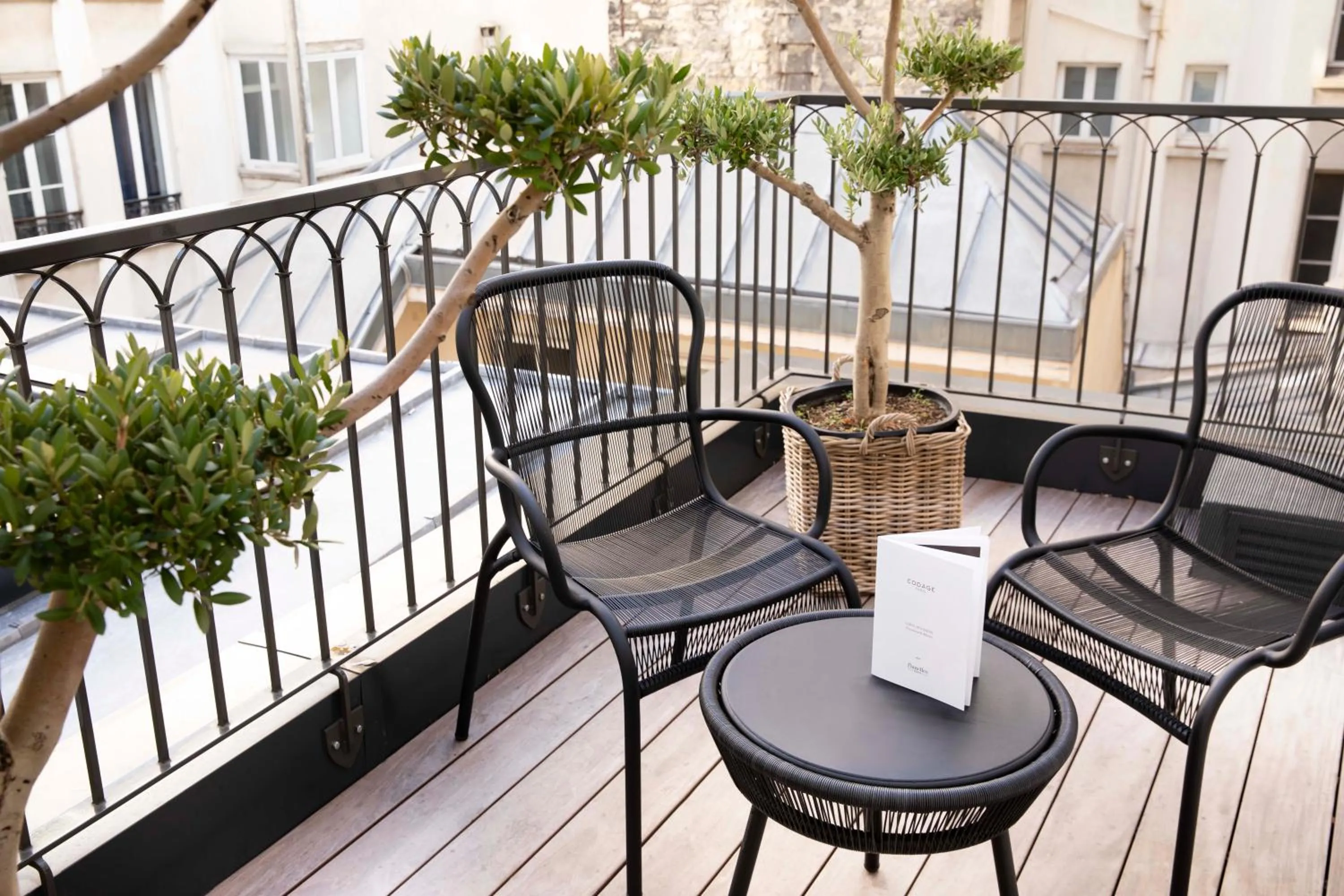 Balcony/Terrace in Maison ELLE Paris