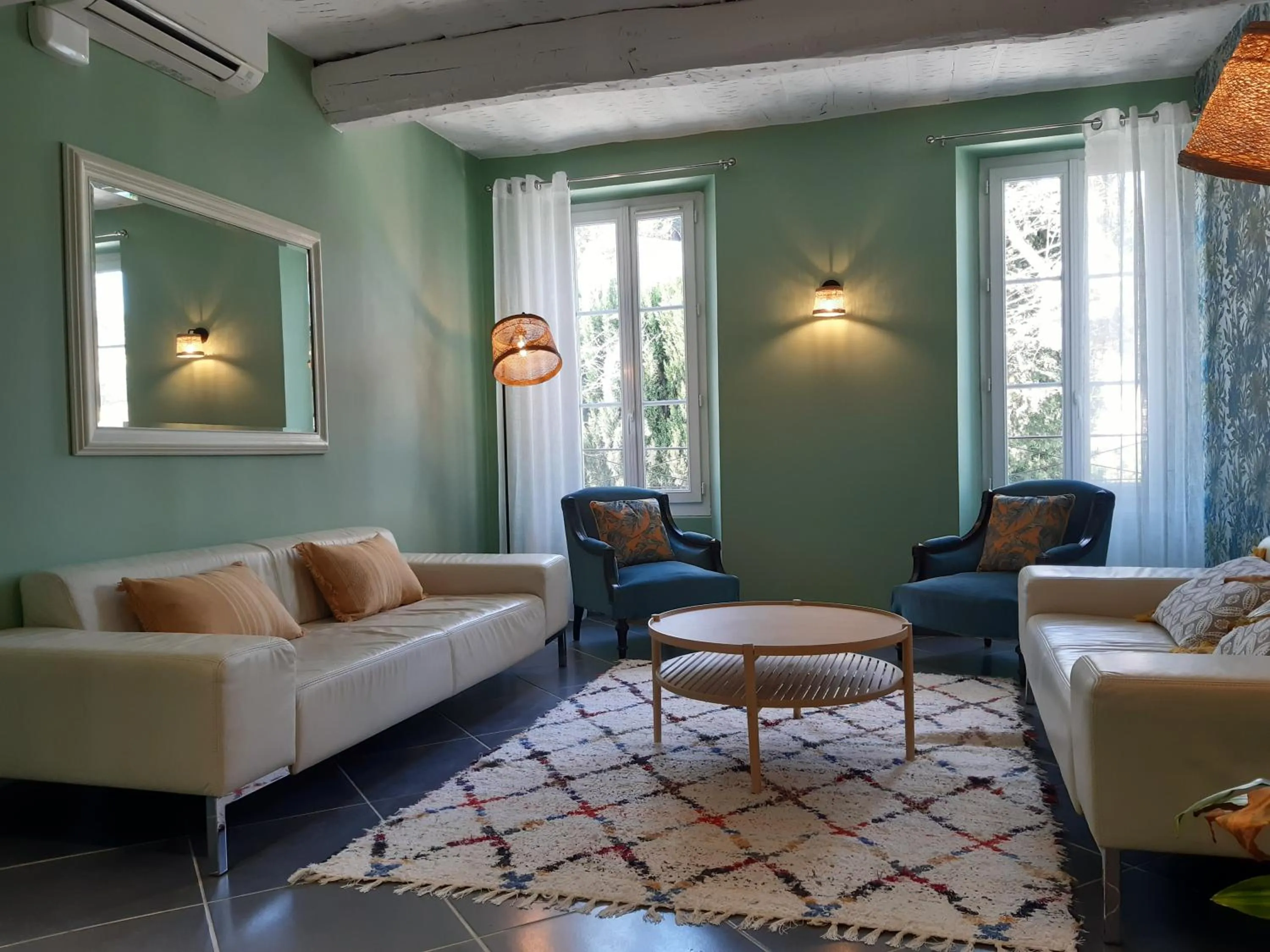 Communal lounge/ TV room in Hôtel Restaurant Notre Dame