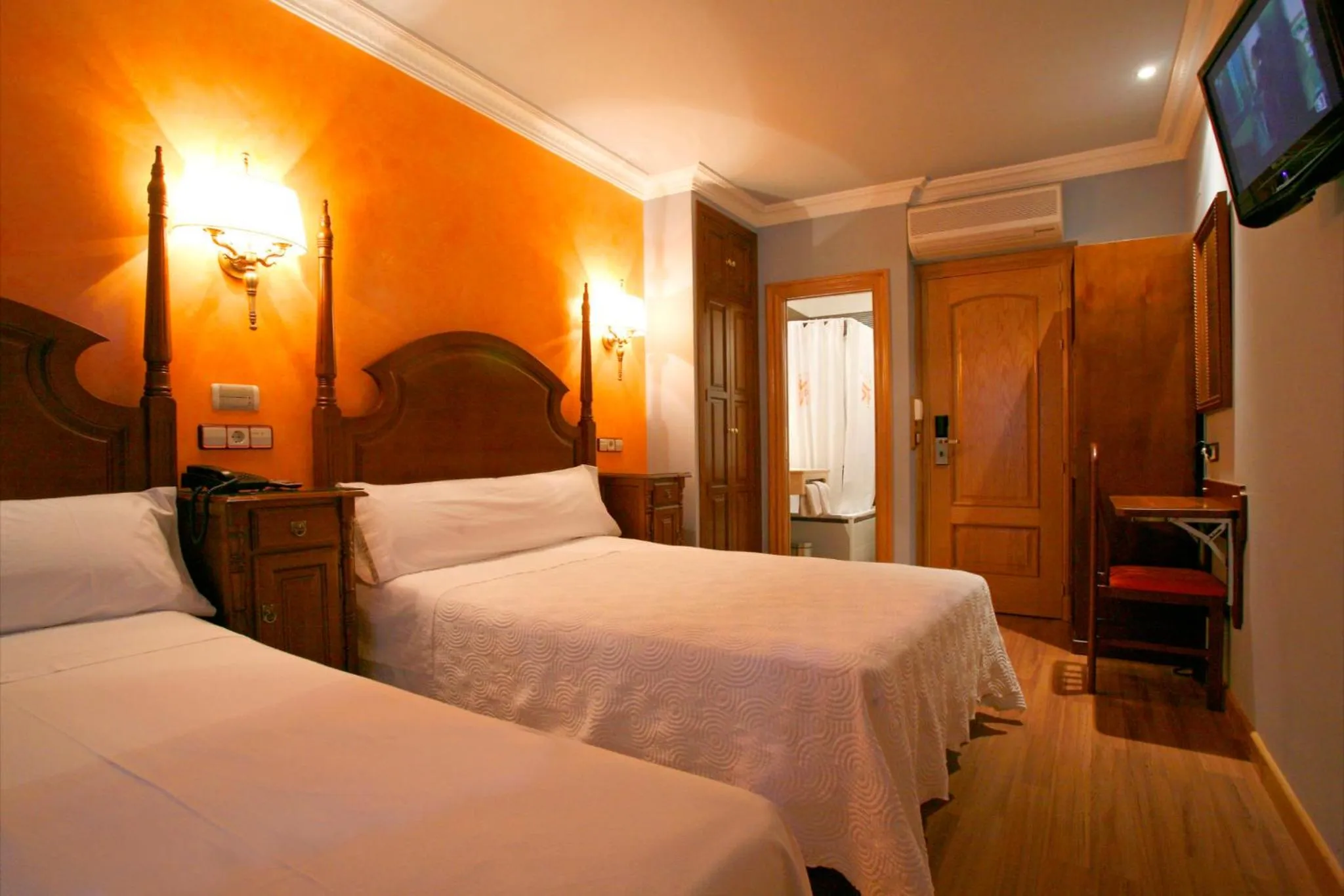 Double or Twin Room in Hostal Victoria II