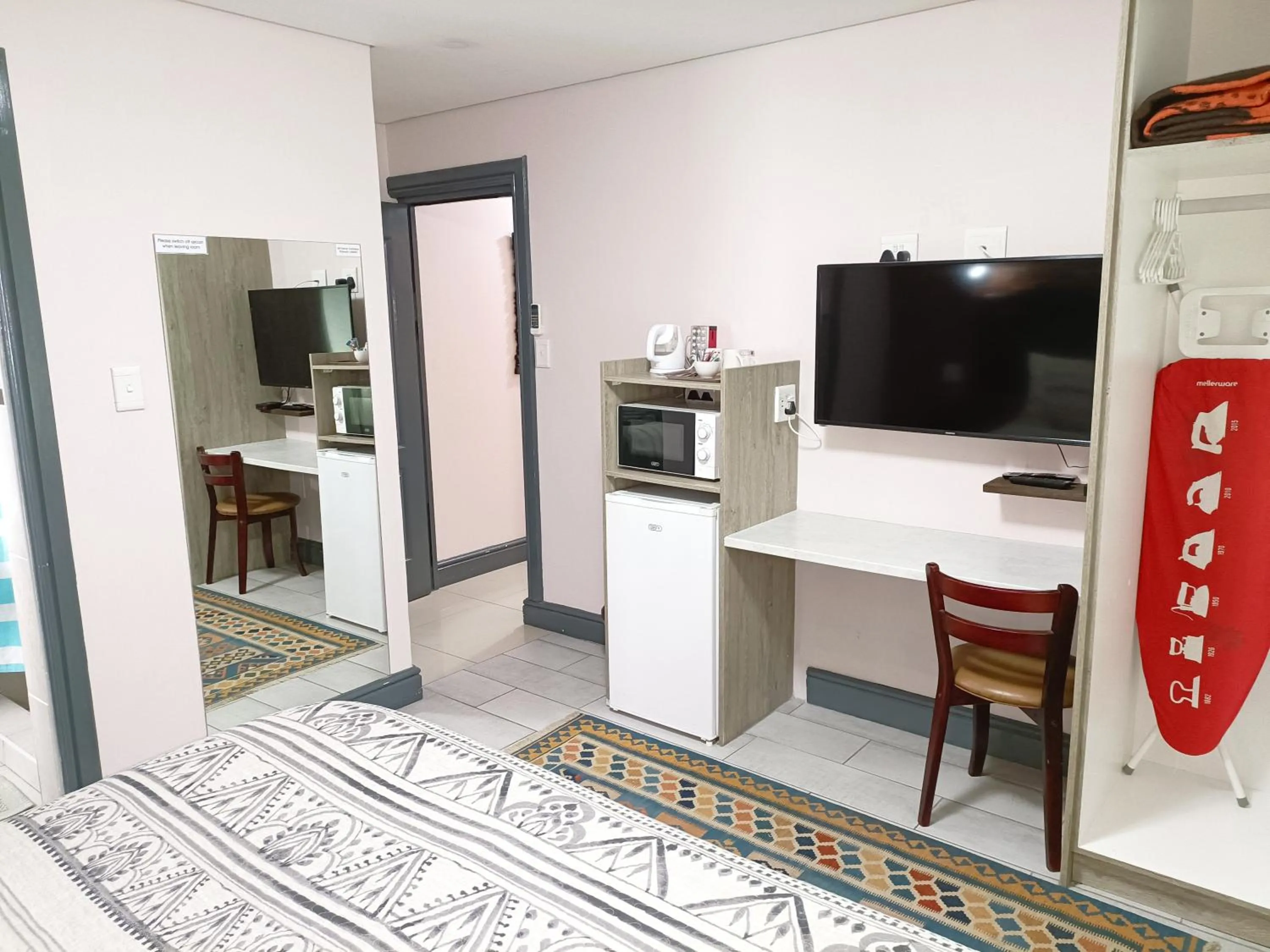 TV and multimedia in Camdene Guesthouse