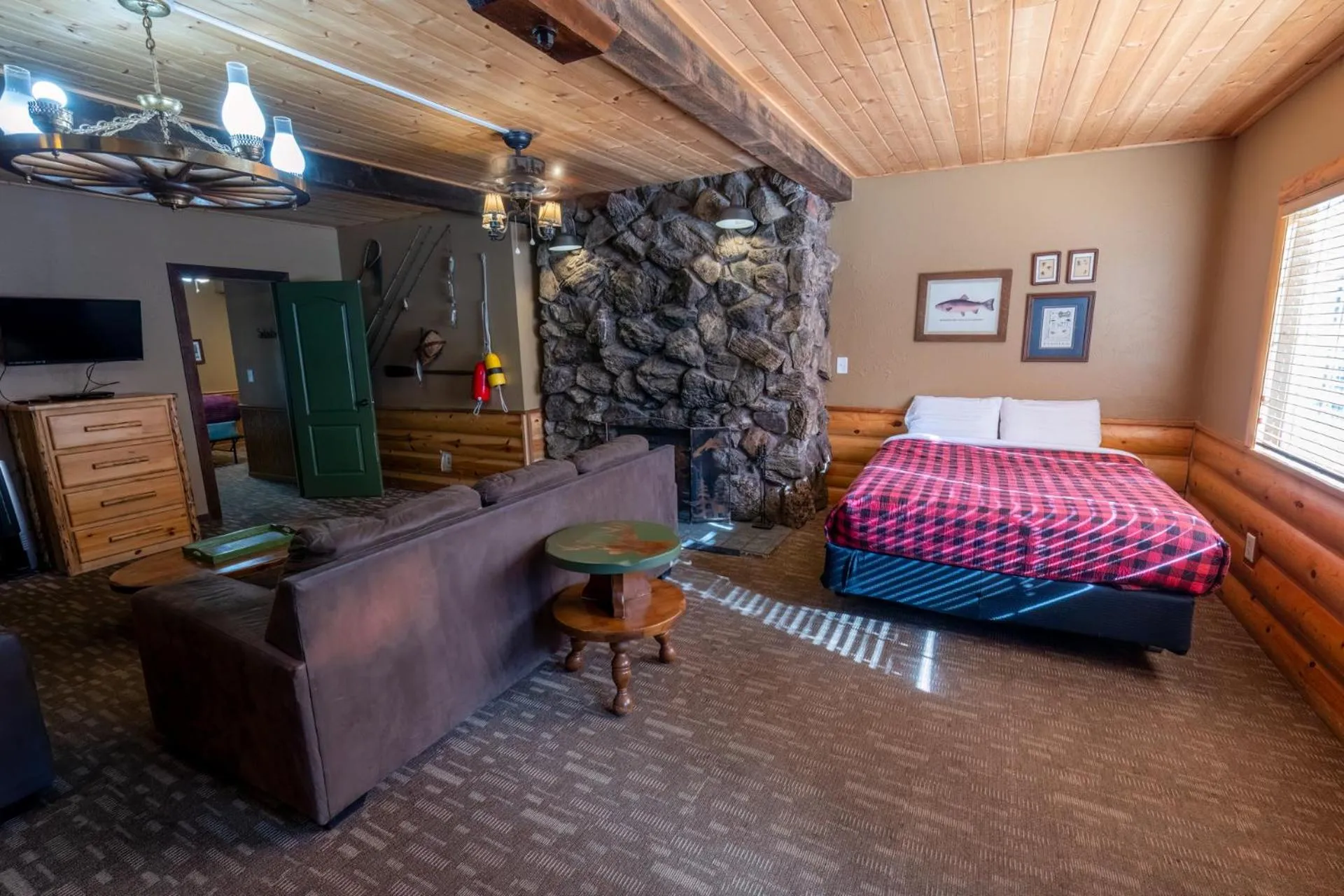 Living room, Bed in Shaver Lake Village Hotel