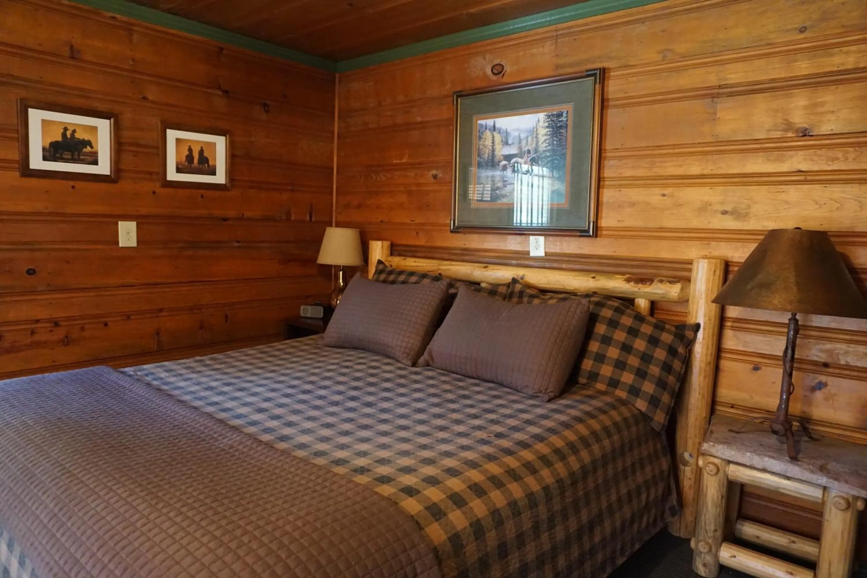 Bed in Shaver Lake Village Hotel
