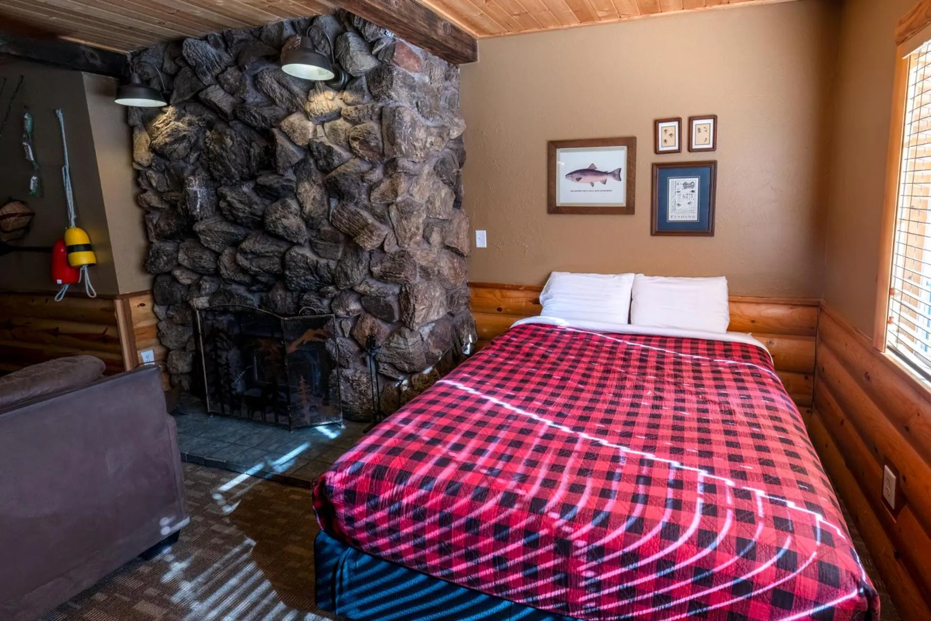 Bed in Shaver Lake Village Hotel