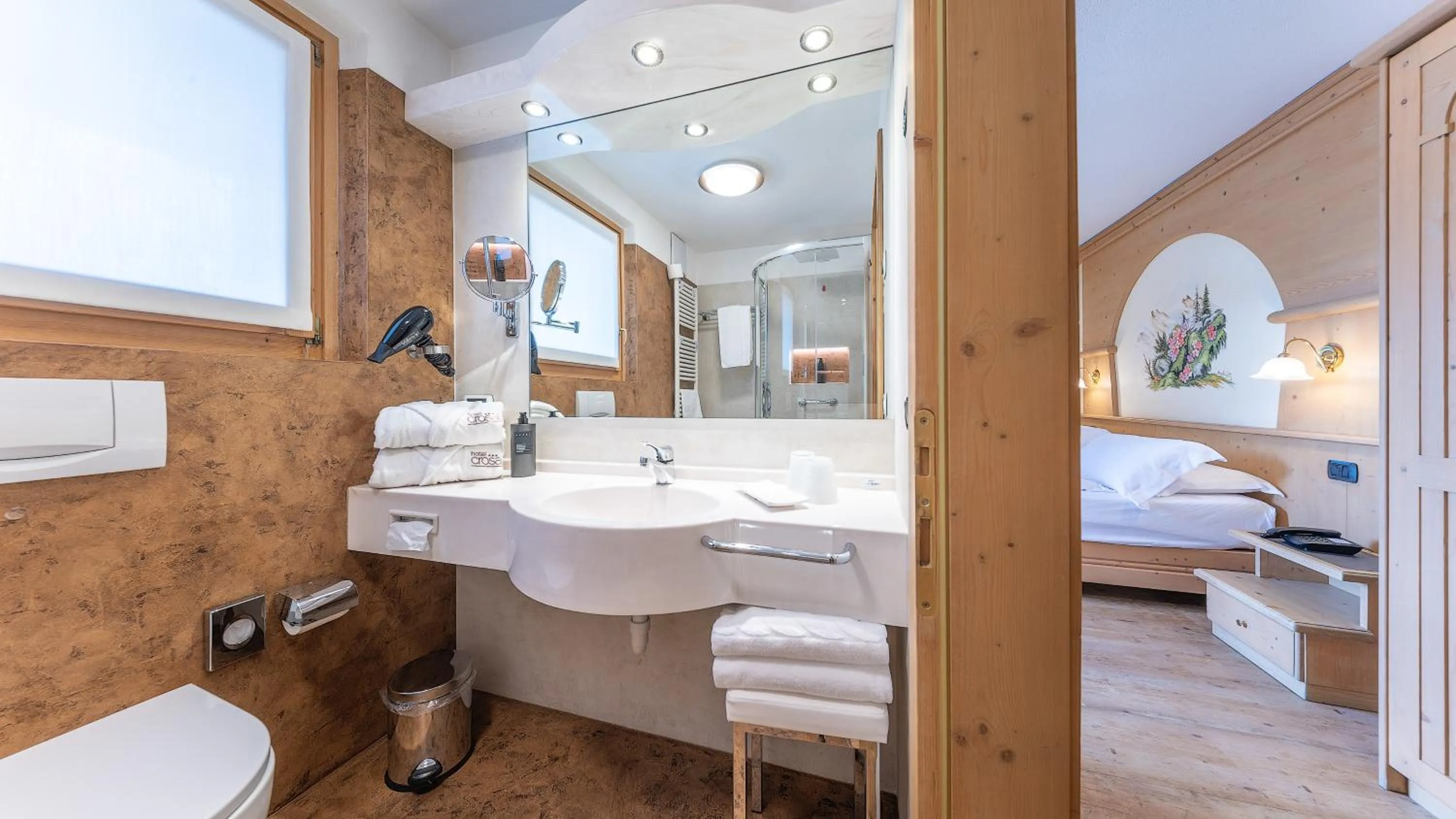 Bathroom, Bed in Hotel Crosal