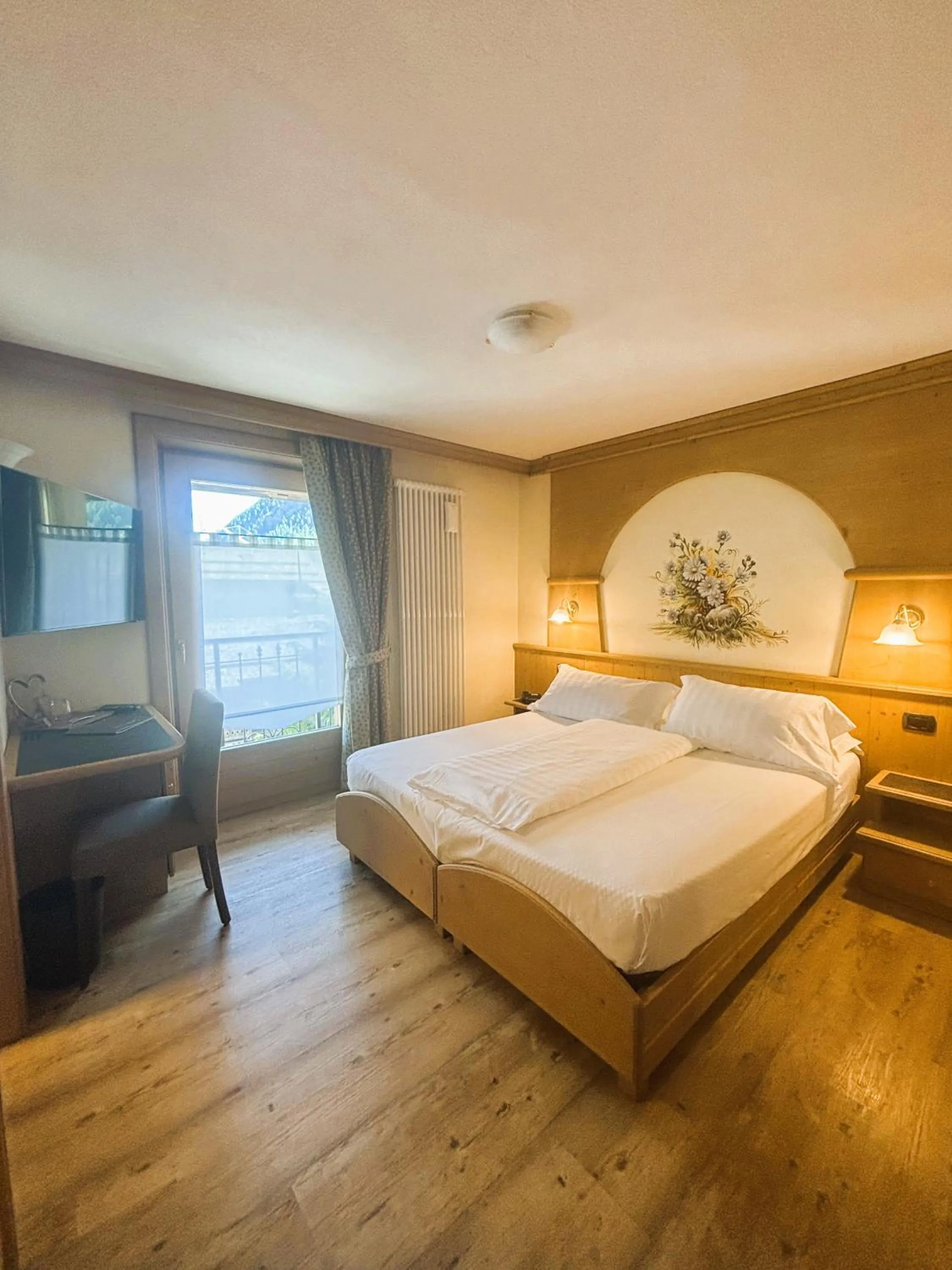 Photo of the whole room, Bed in Hotel Crosal