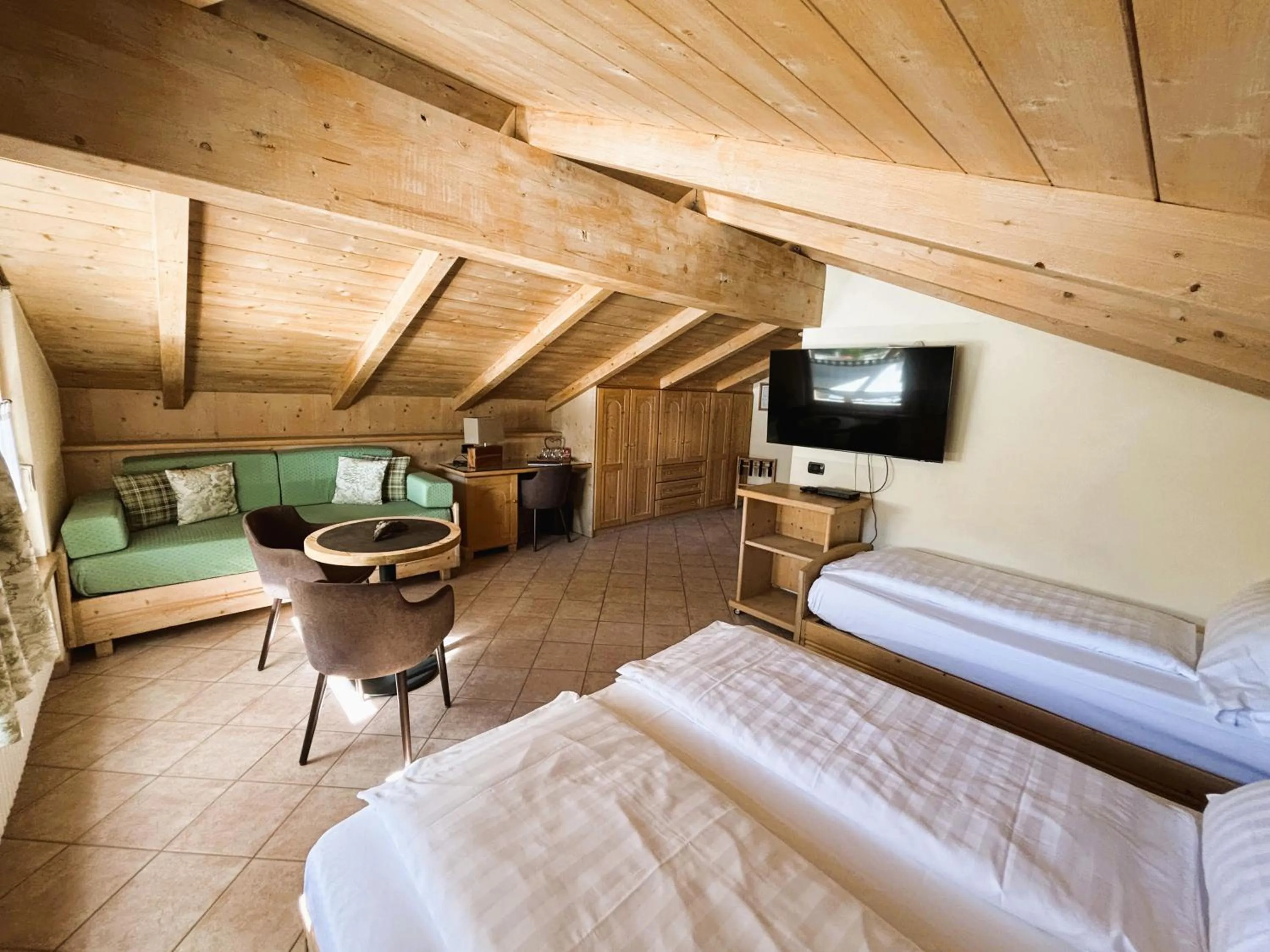 Photo of the whole room, Bed in Hotel Crosal