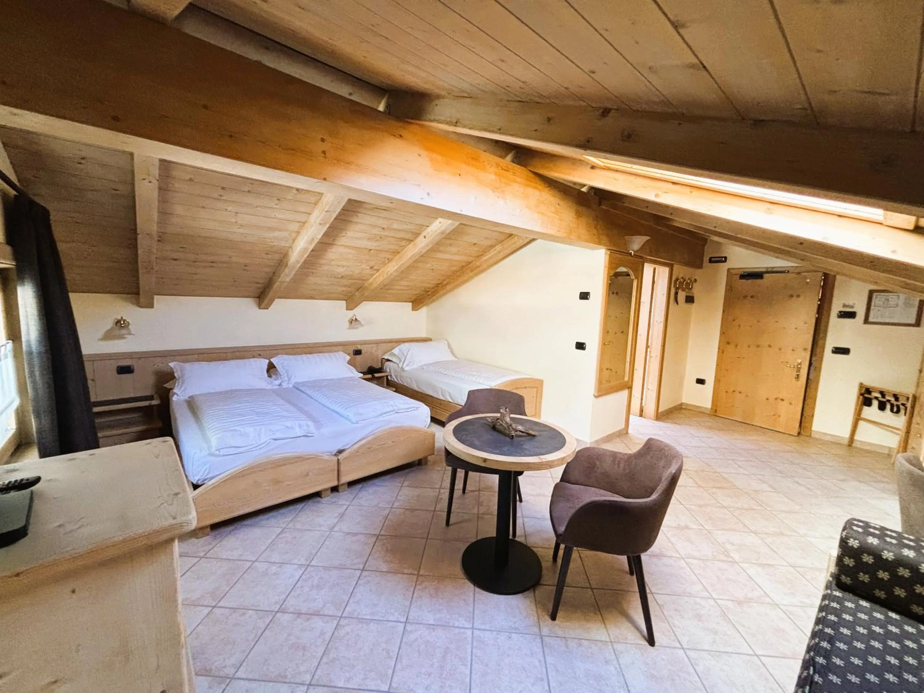 Photo of the whole room, Bed in Hotel Crosal