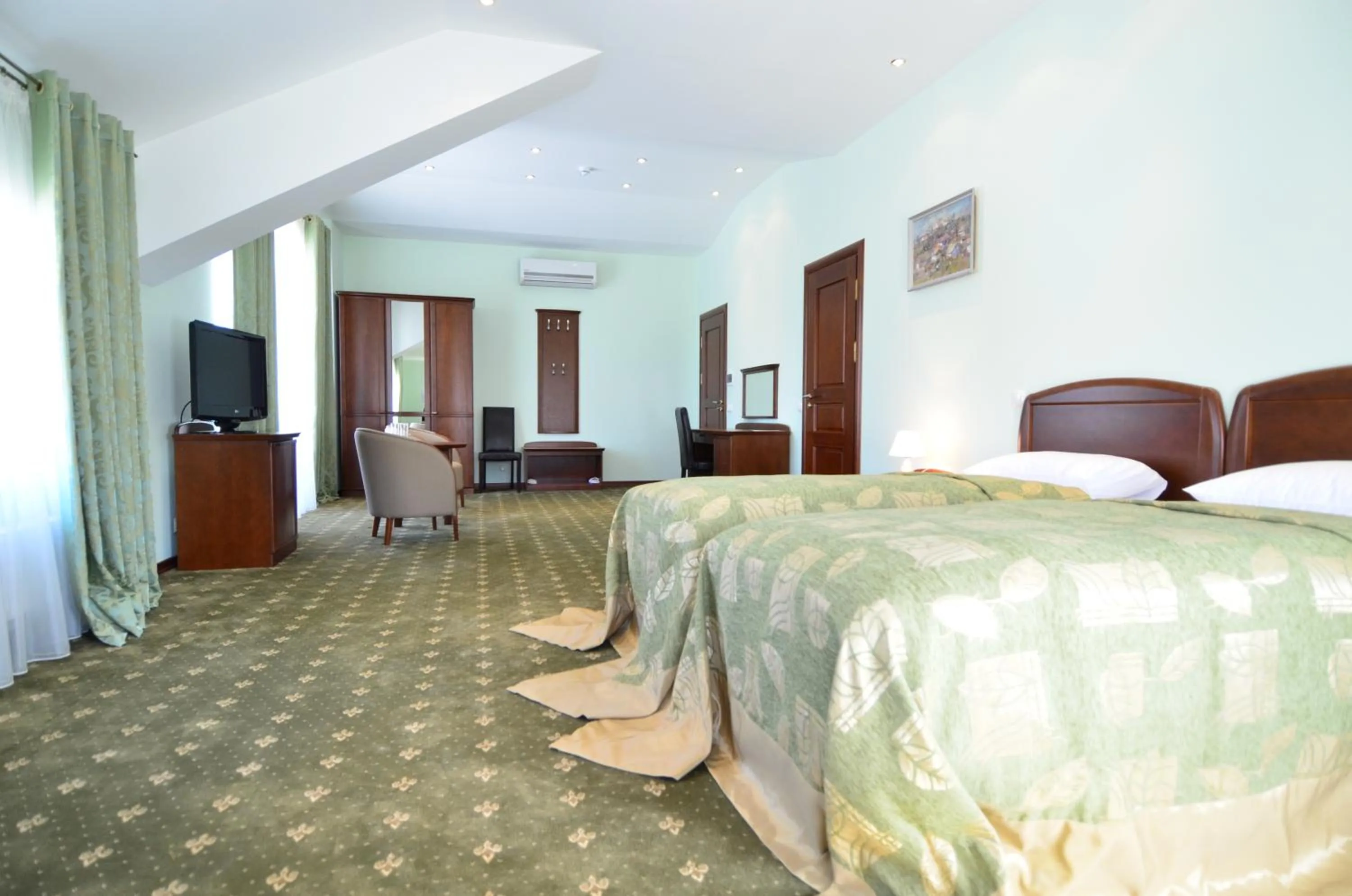 Photo of the whole room, Bed in Platinum Hotel