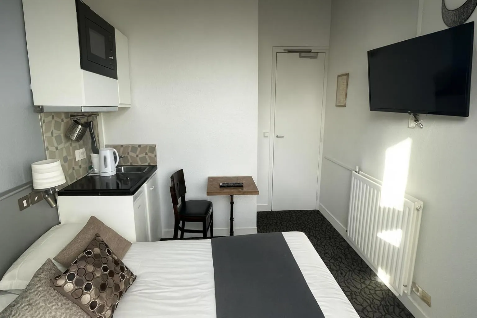 Bed in Hôtel du Parc Montsouris