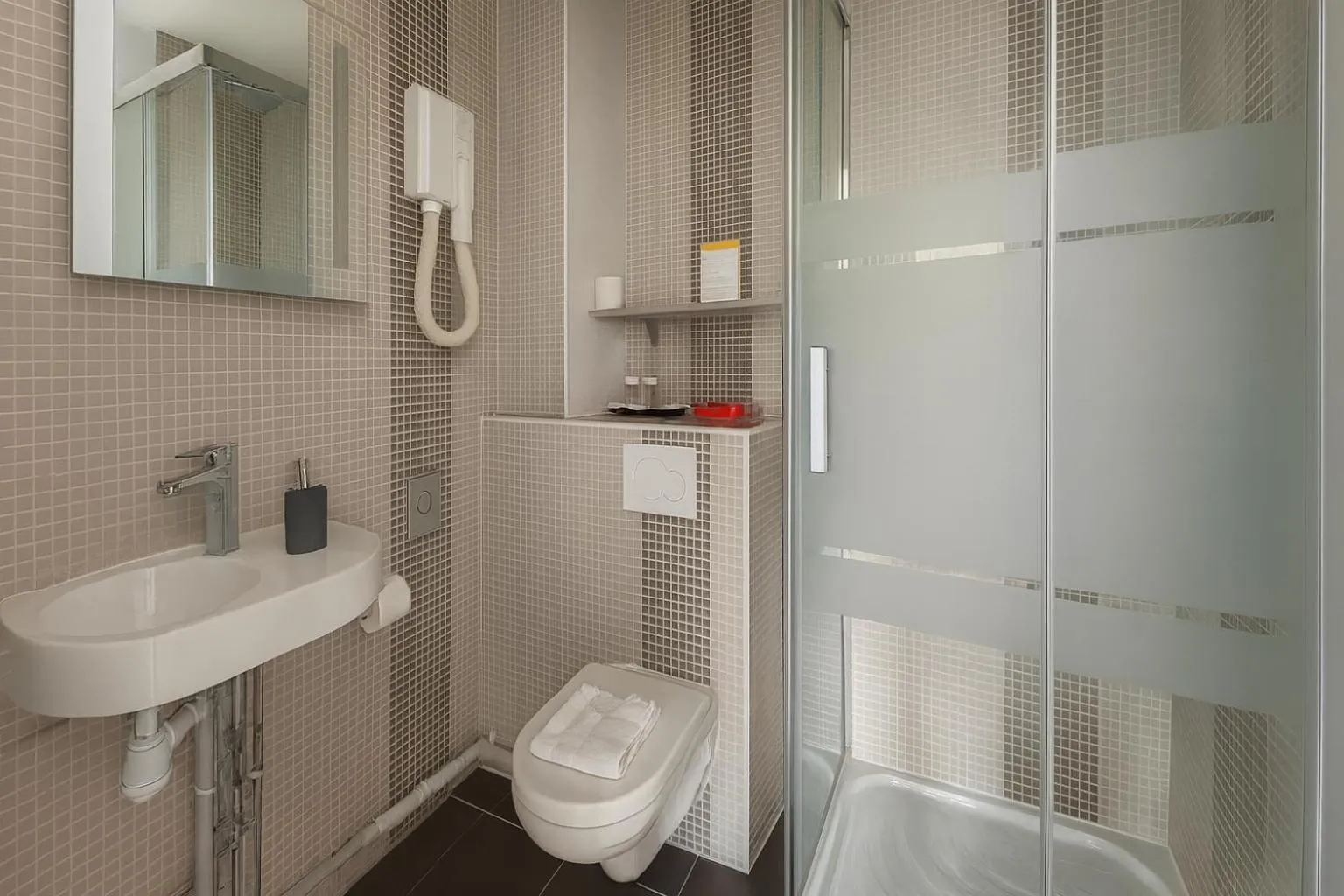 Bathroom in Hôtel du Parc Montsouris