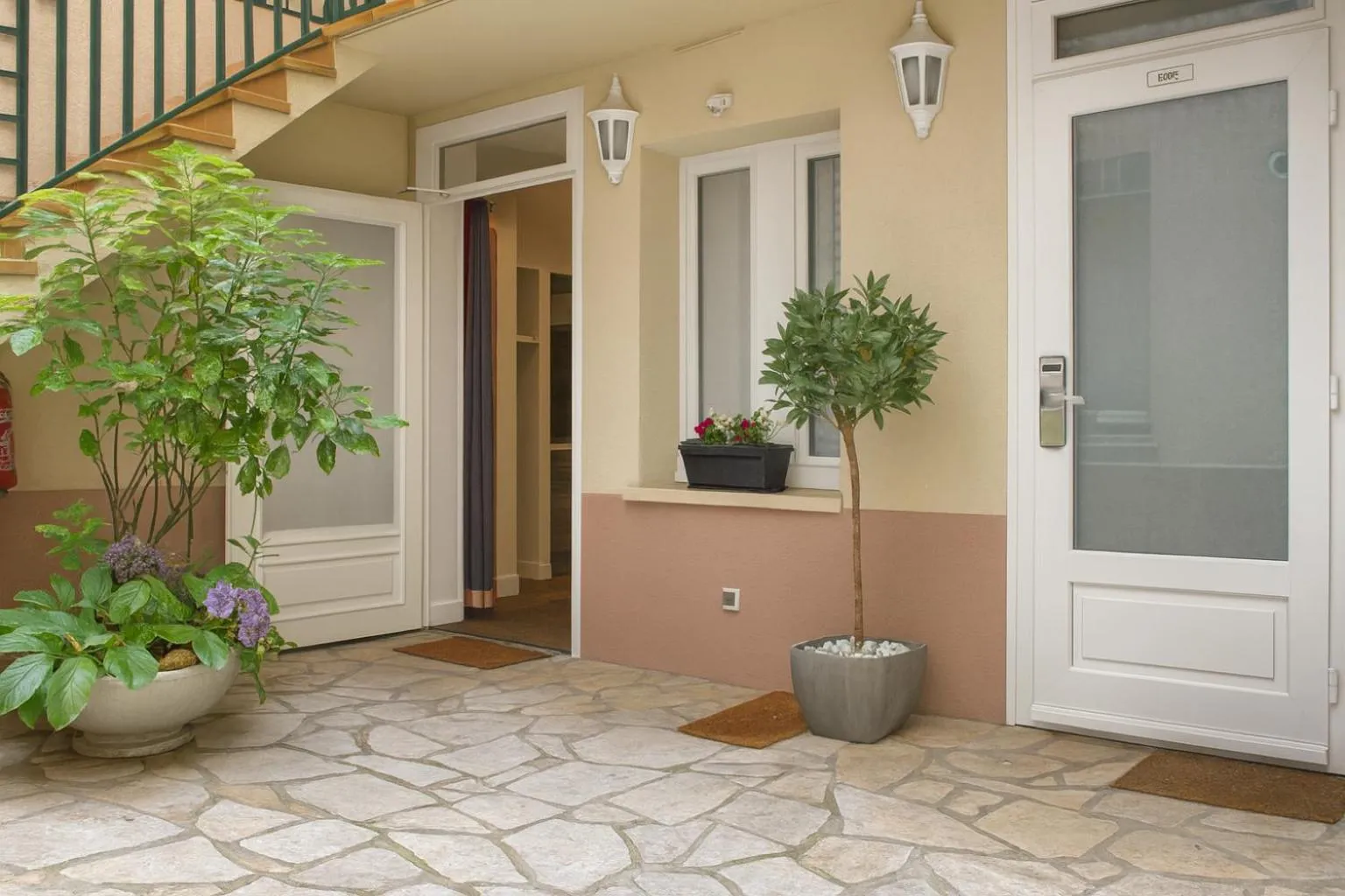 Inner courtyard view in Hôtel du Parc Montsouris