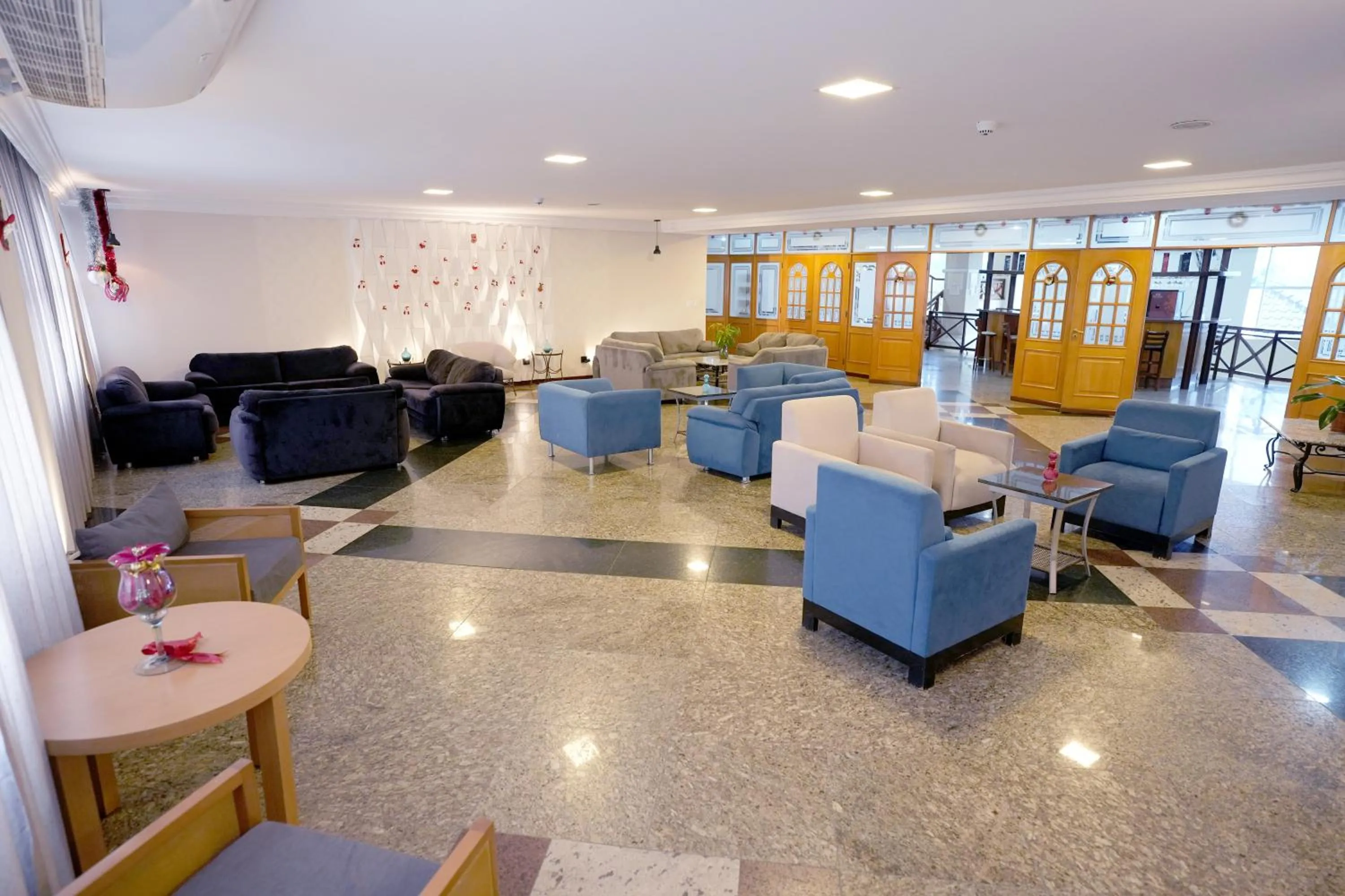 Communal lounge/ TV room in Colonial Plaza Hotel Pindamonhangaba