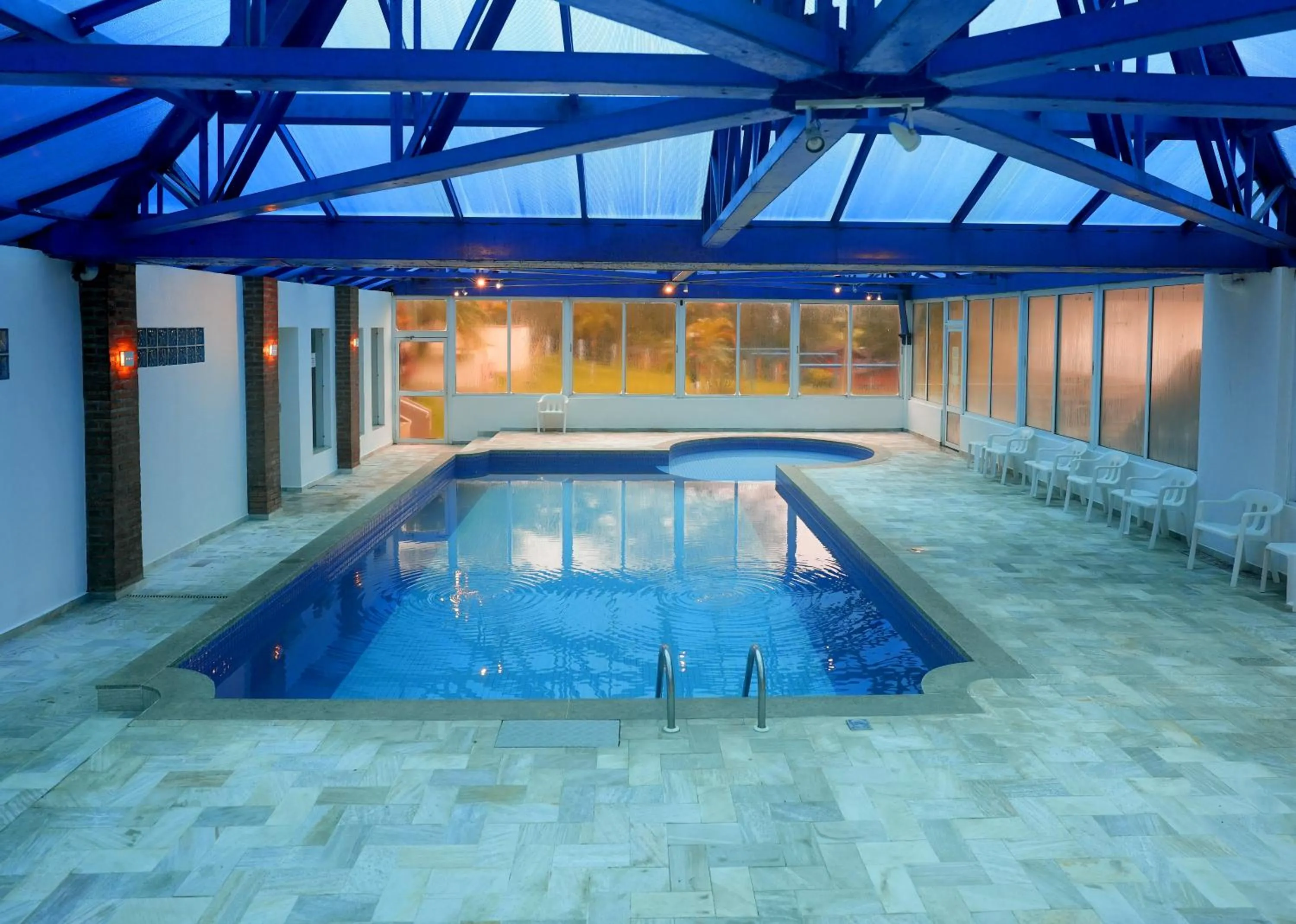 Swimming pool in Colonial Plaza Hotel Pindamonhangaba