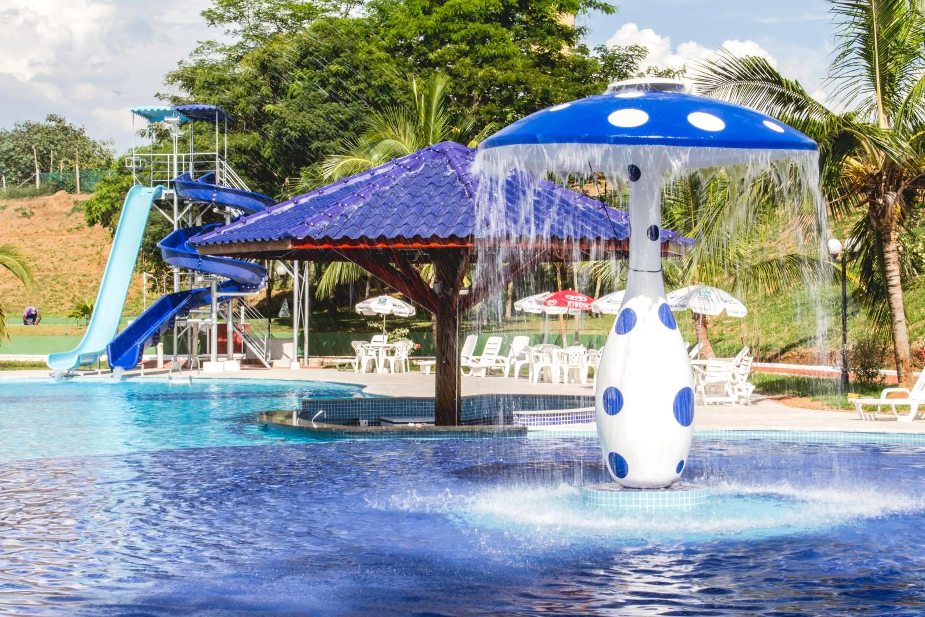 Swimming pool in Colonial Plaza Hotel Pindamonhangaba