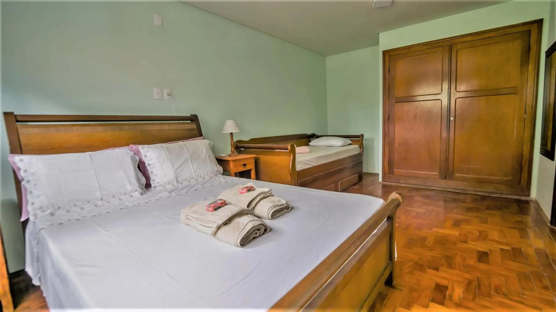 Photo of the whole room, Bed in Chalé Bosque Do Barreiro