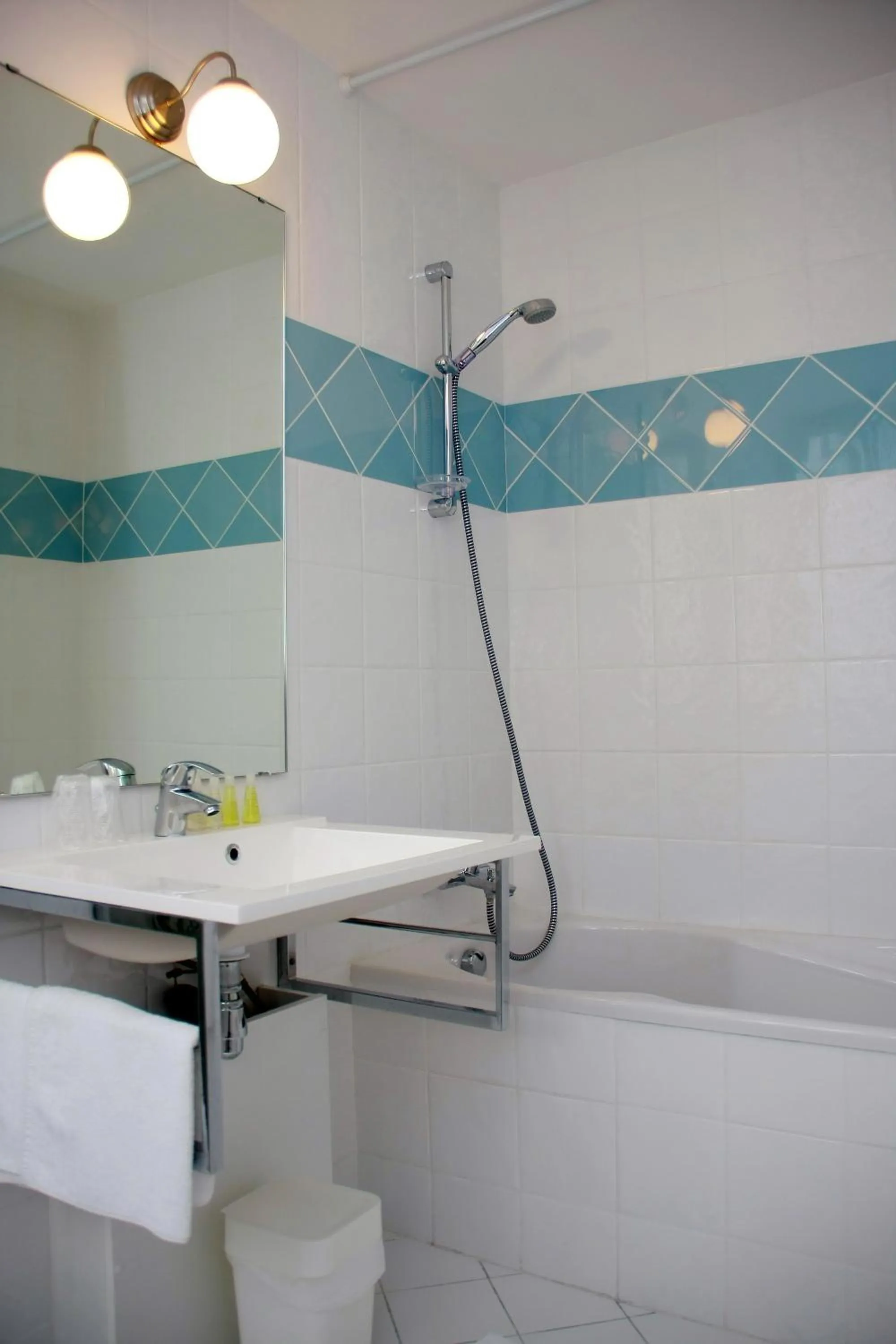 Bathroom in Hôtel Le Commerce