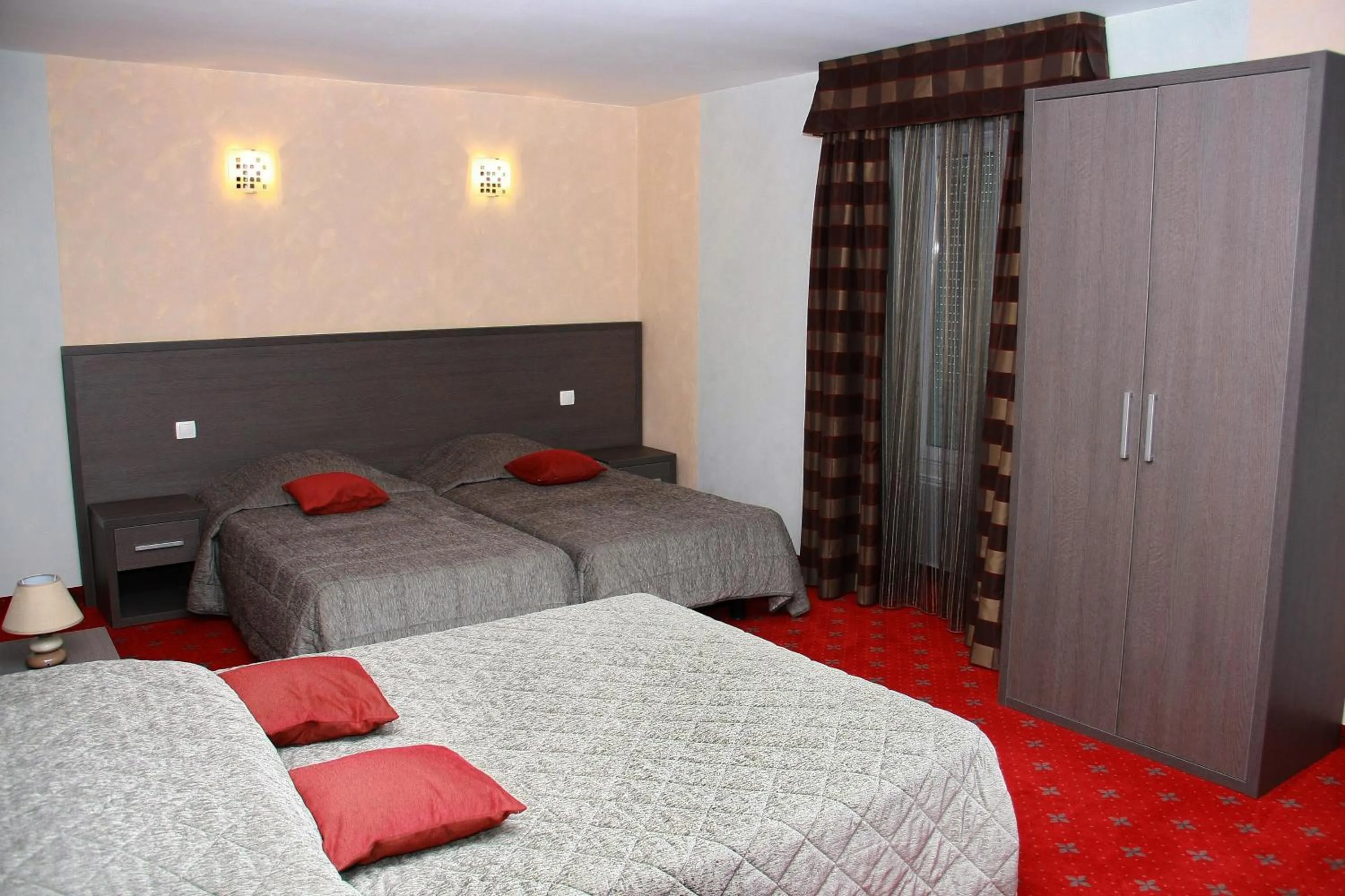 Bedroom, Bed in Hôtel Le Commerce