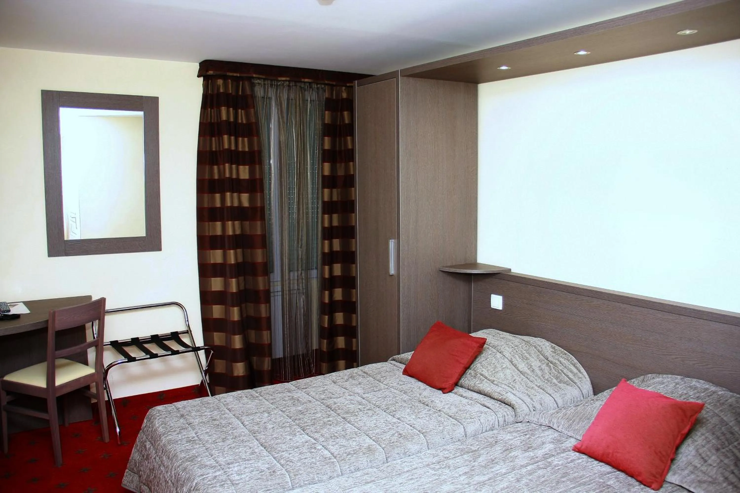 Bedroom, Bed in Hôtel Le Commerce