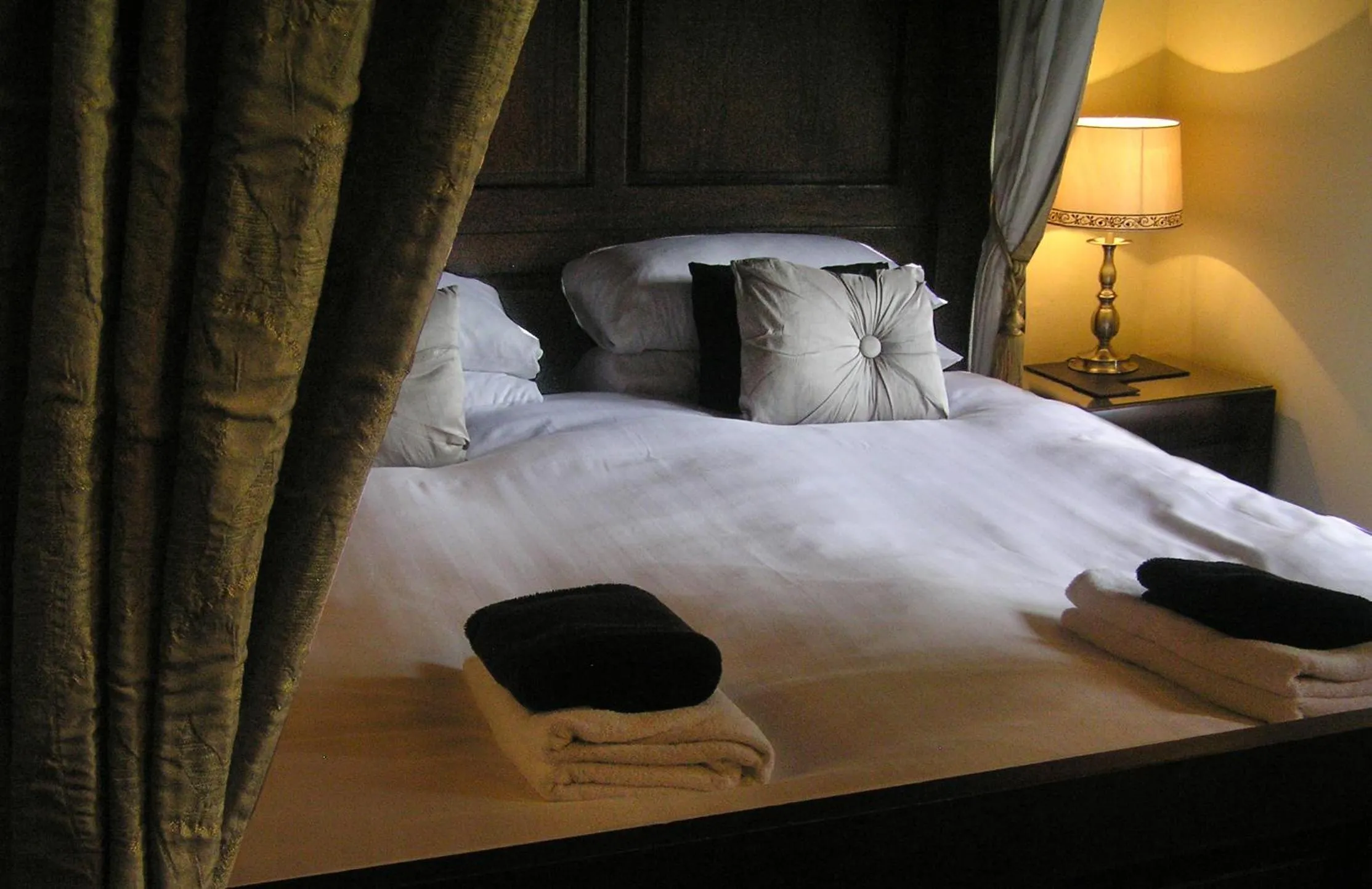 Bed in TOWNHOUSE ROOMS