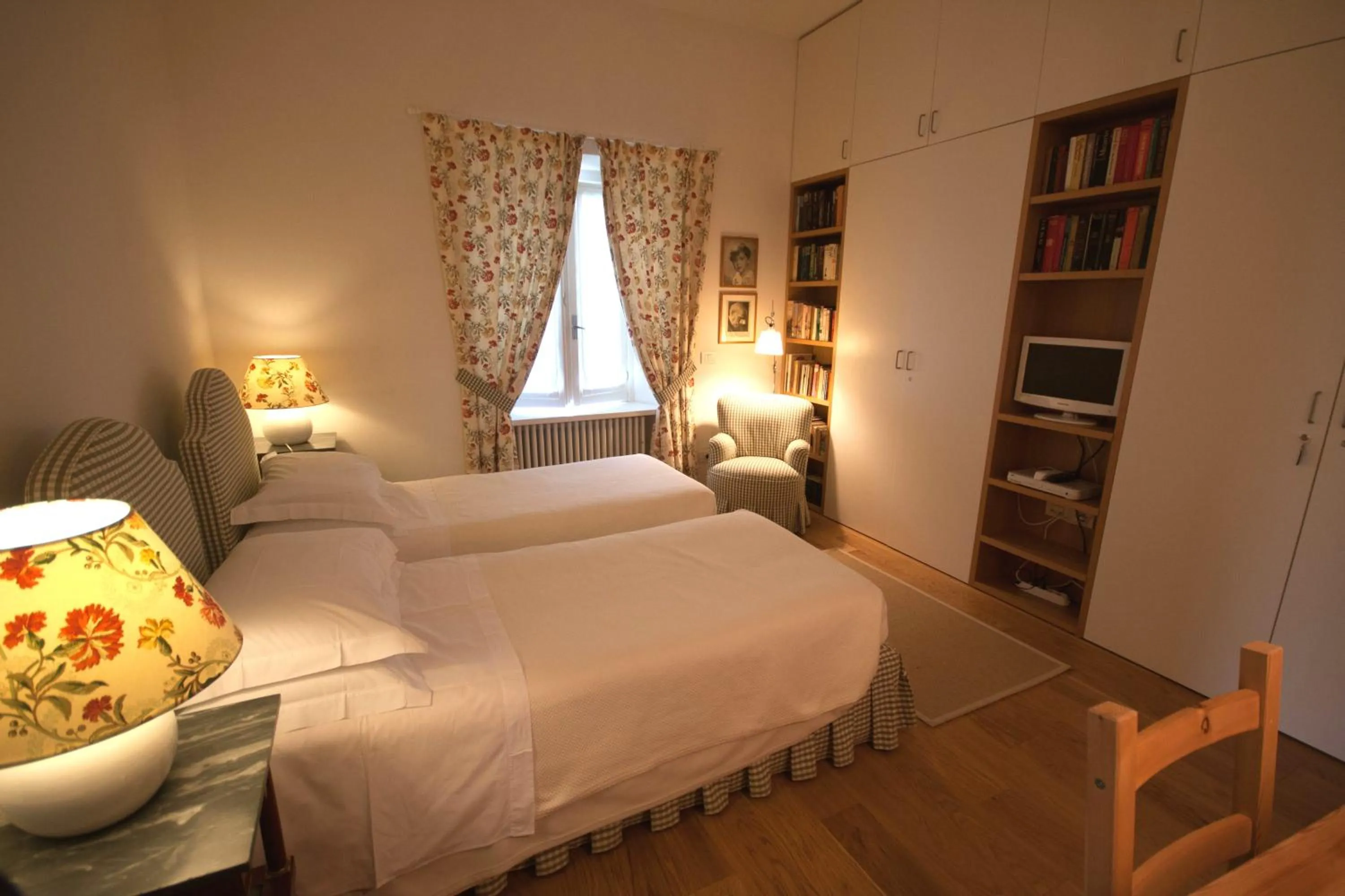 Photo of the whole room, Bed in Castello di Vezio in the Village