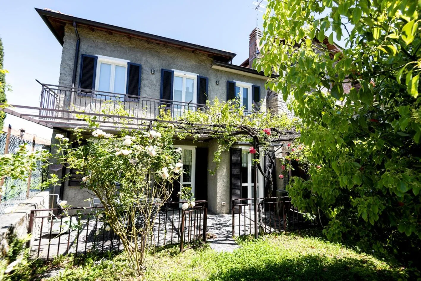 Property building in Castello di Vezio in the Village