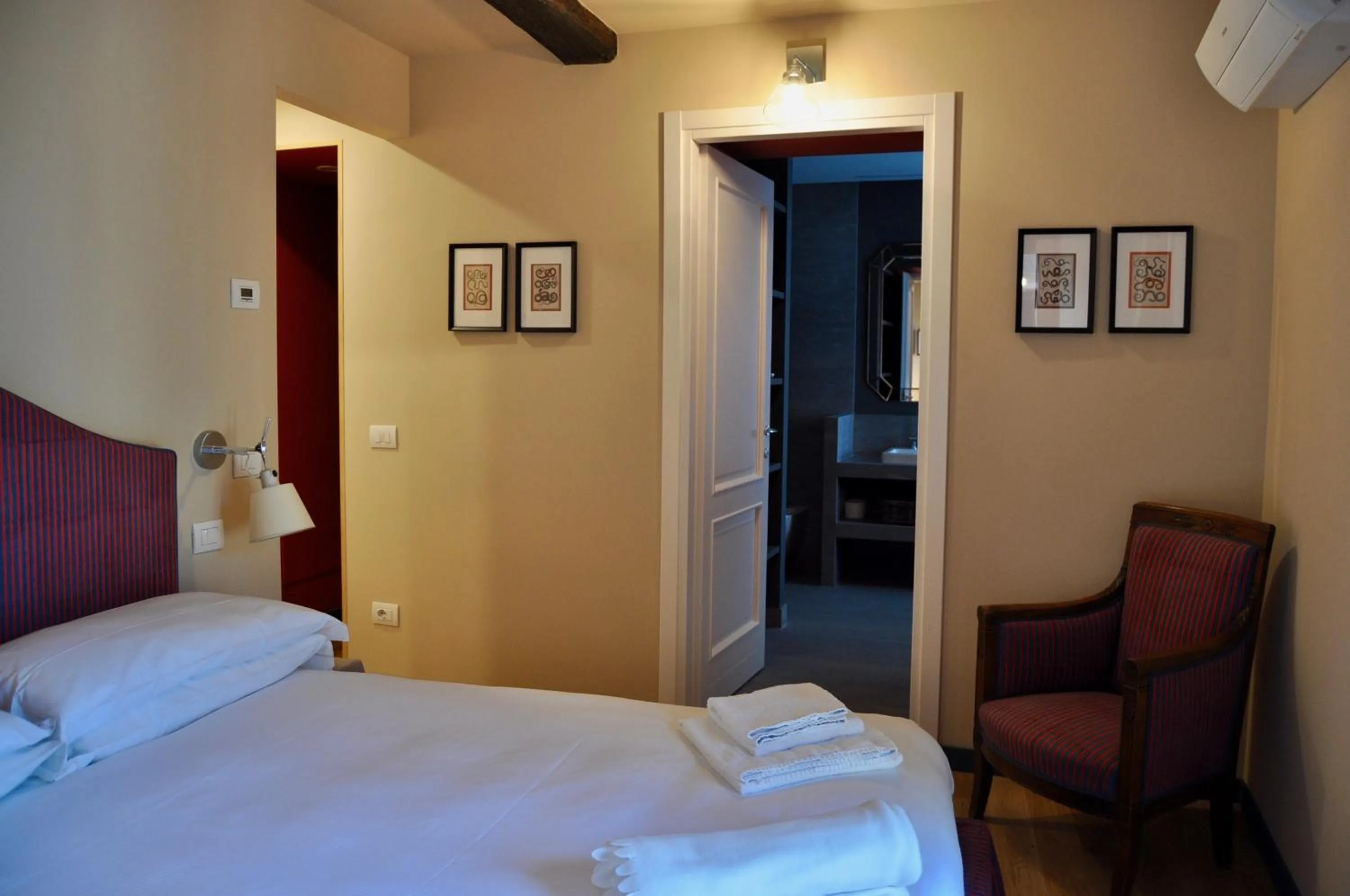 Photo of the whole room, Bed in Castello di Vezio in the Village