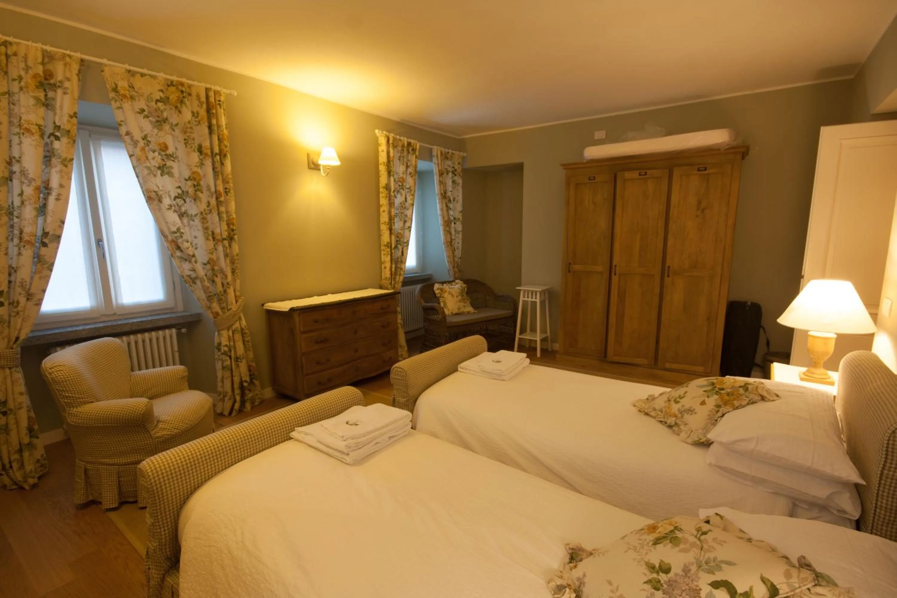 Photo of the whole room, Bed in Castello di Vezio in the Village