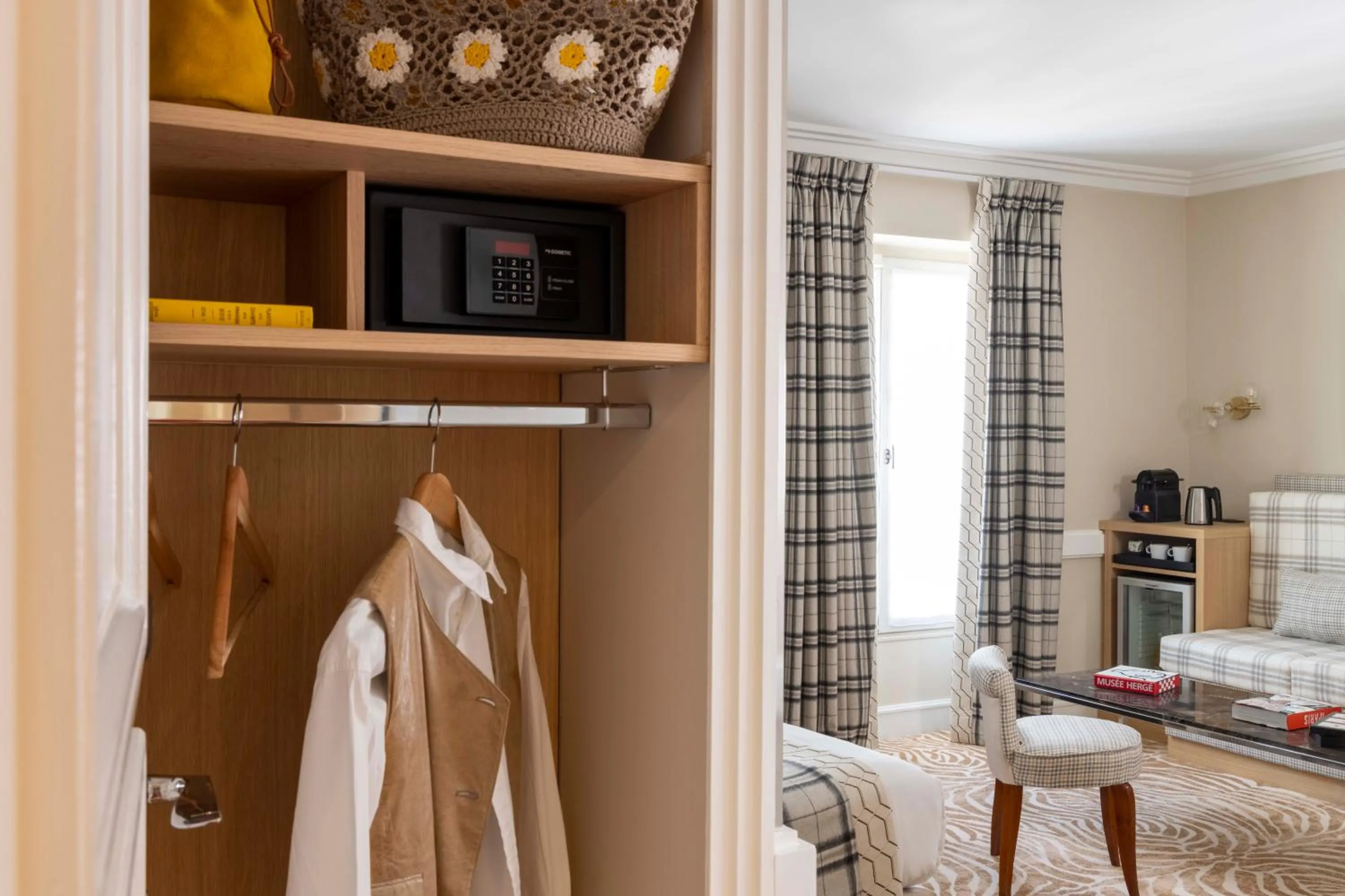 wardrobe in Hotel Sleeping Belle - Gare de Lyon Bastille