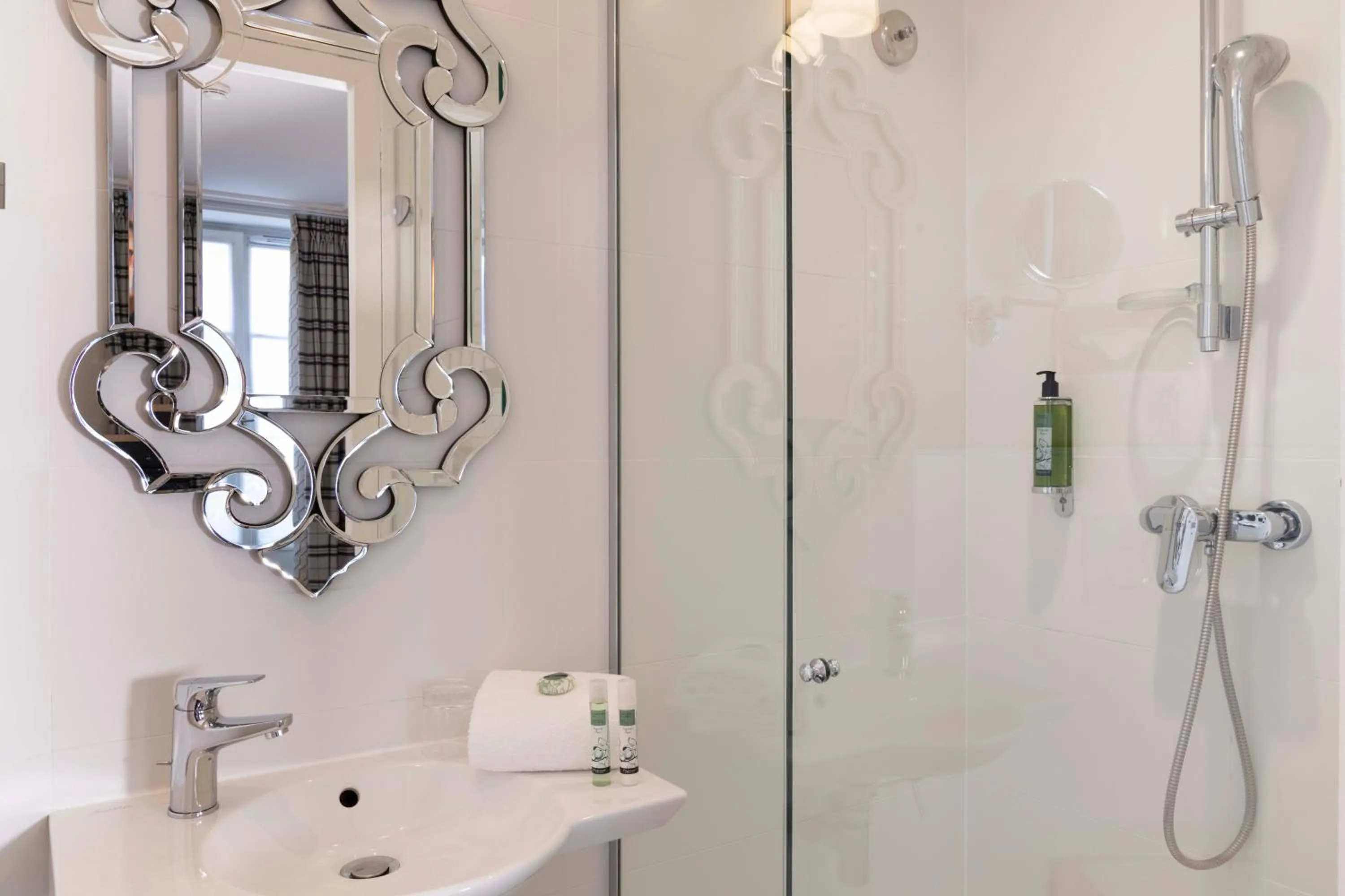 Bathroom in Hotel Sleeping Belle - Gare de Lyon Bastille